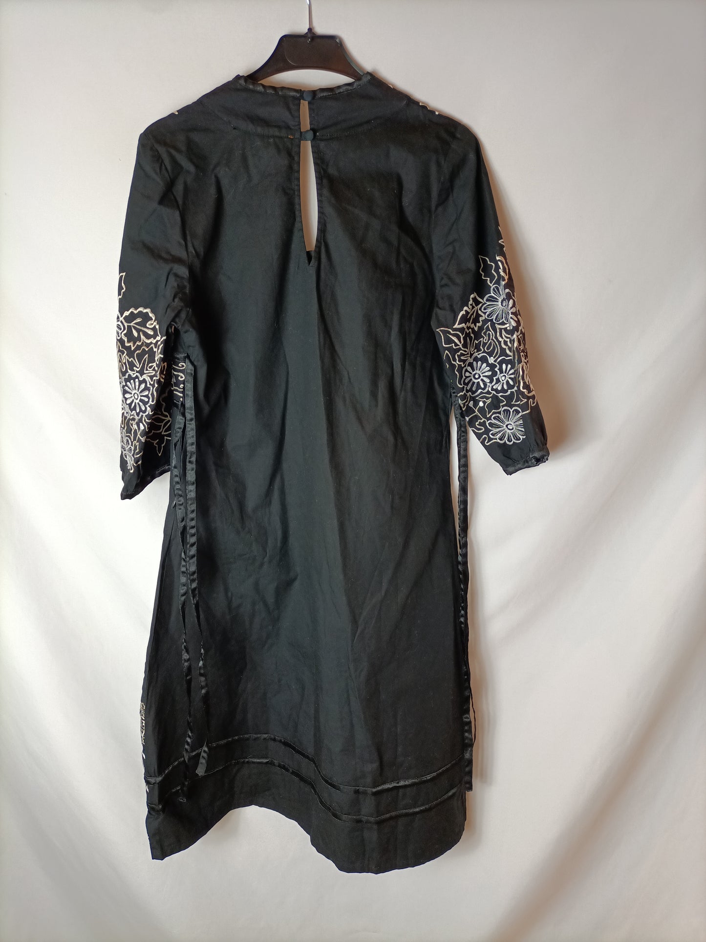 ALMATRICHI. Vestido negro bordados. T M