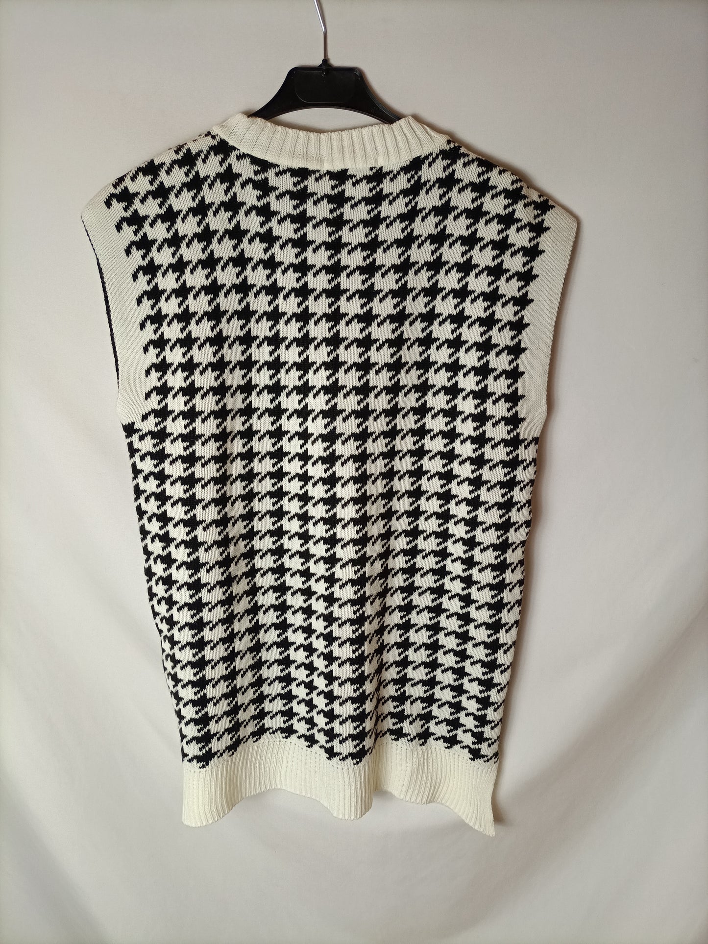 FEMME LUXE. Houndstooth sleeveless sweater. TS/M