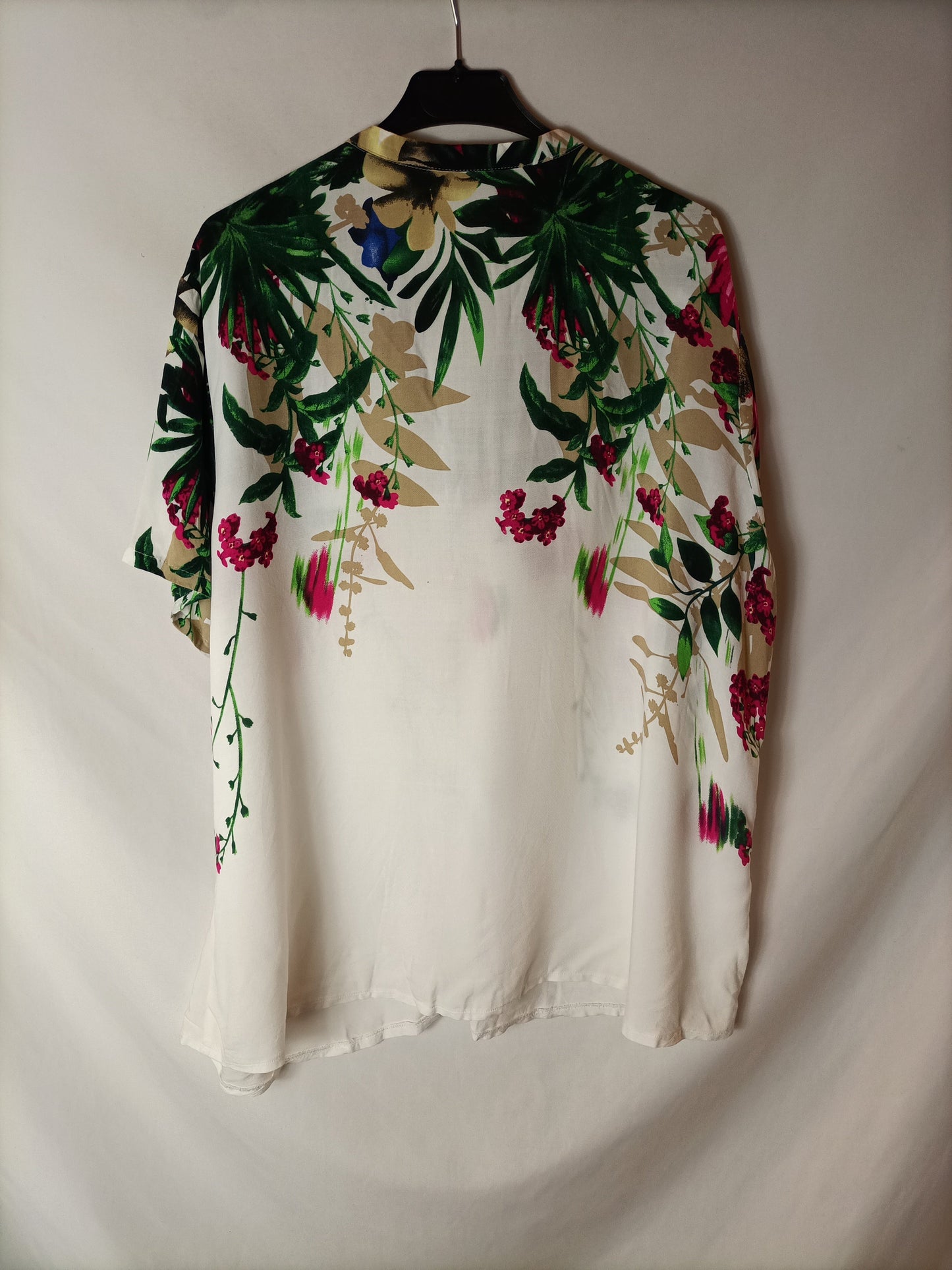NIFAELA ALBA. Blusa blanca flores T.54