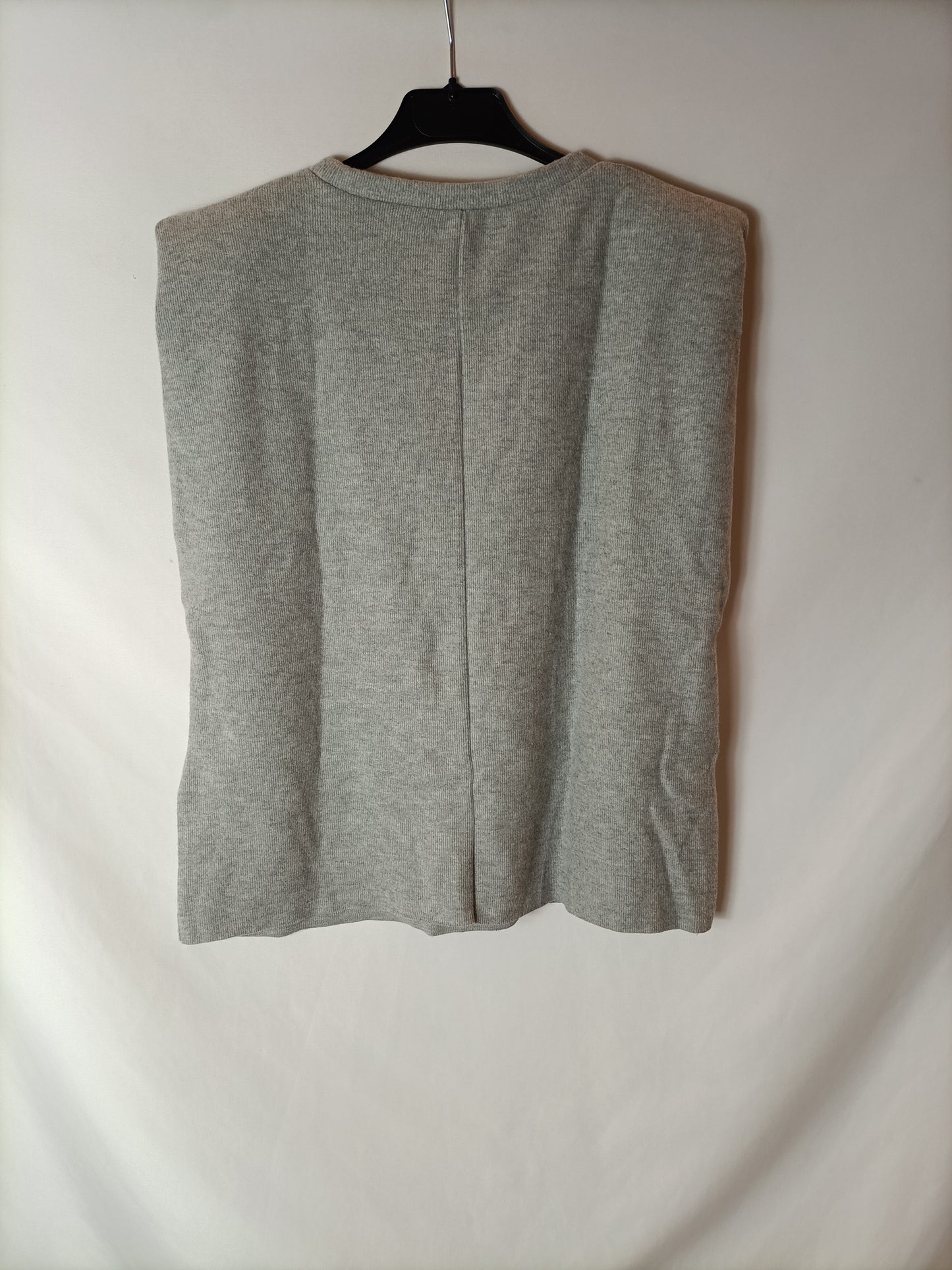ZARA. Camiseta gris hombreras T.m