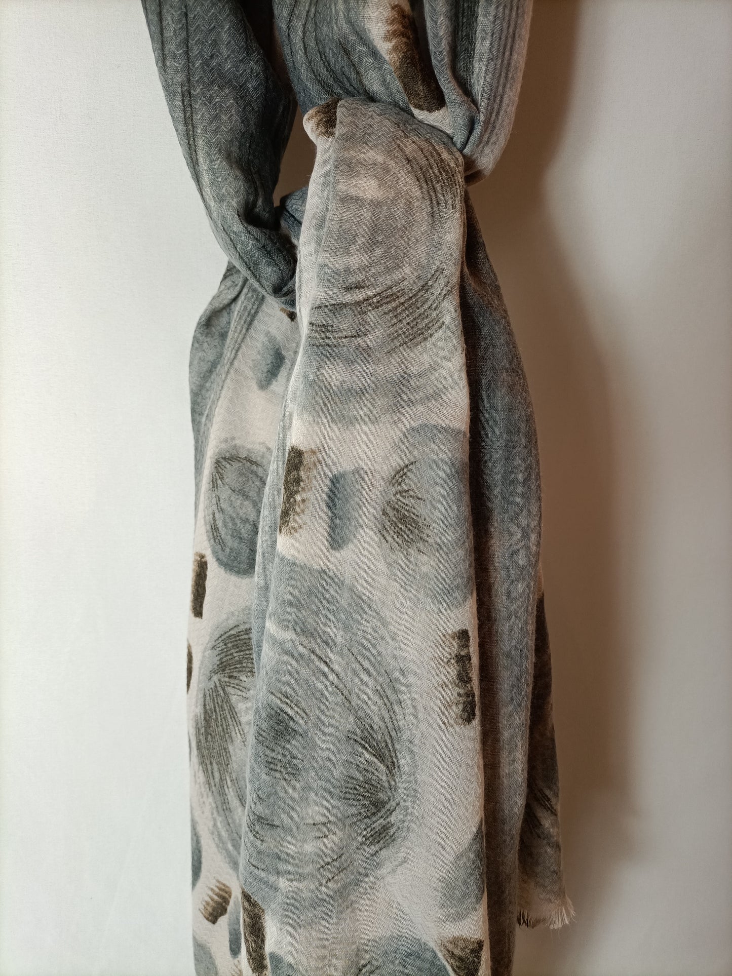 OTRAS. Fular beige estampado