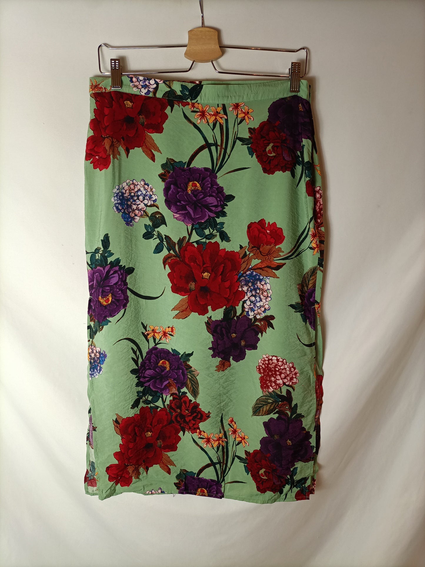 H&M. Falda midi verde flores T.38