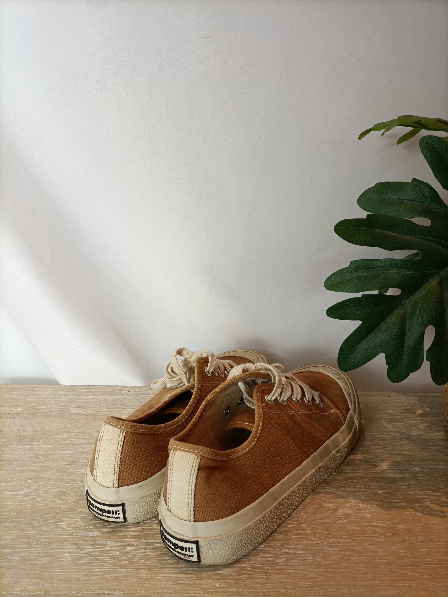 POMPEII. Zapatillas camel puntera T.38