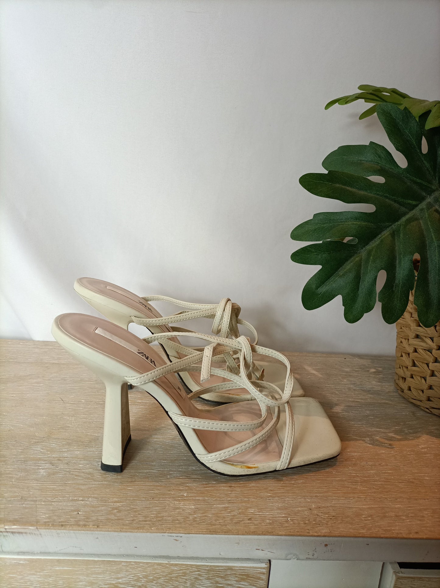 ZARA. Sandalia beige tiras T.38