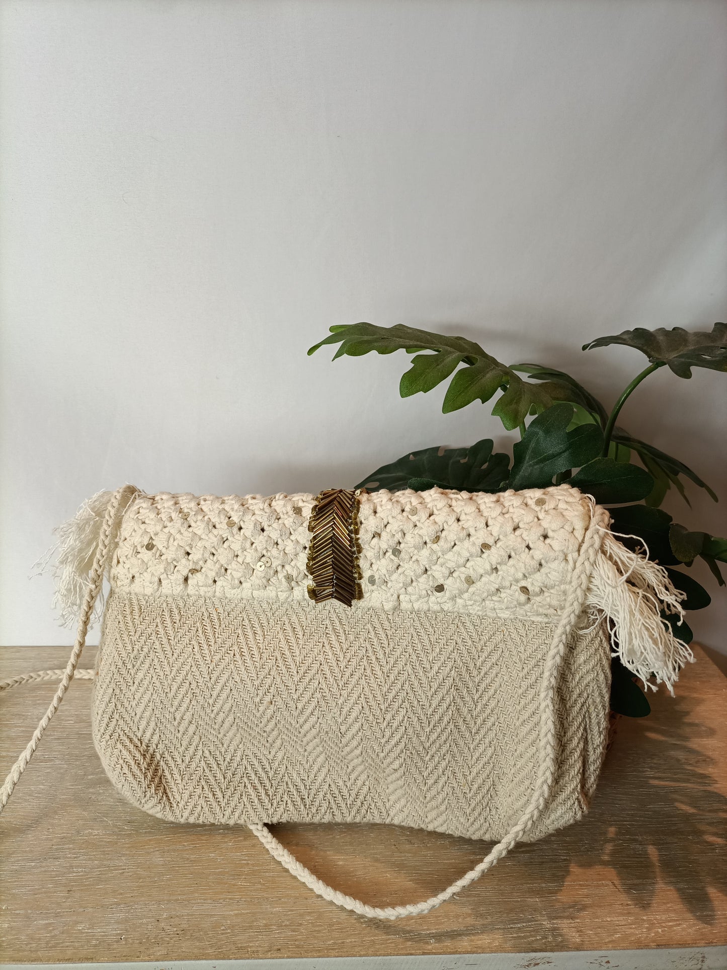 OYSHO. Bolso beige flecos