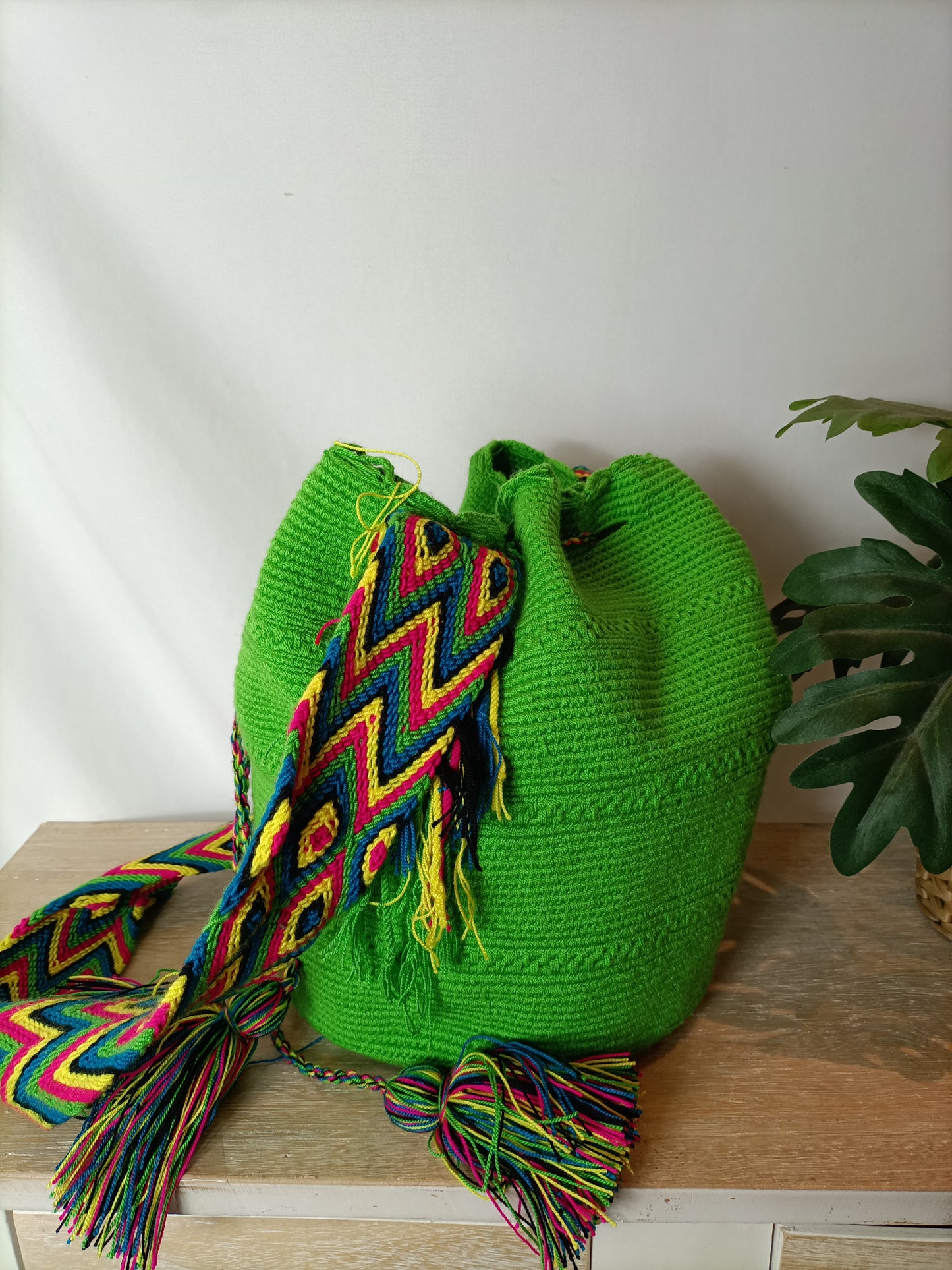 OTRAS. Bolso verde asa colores