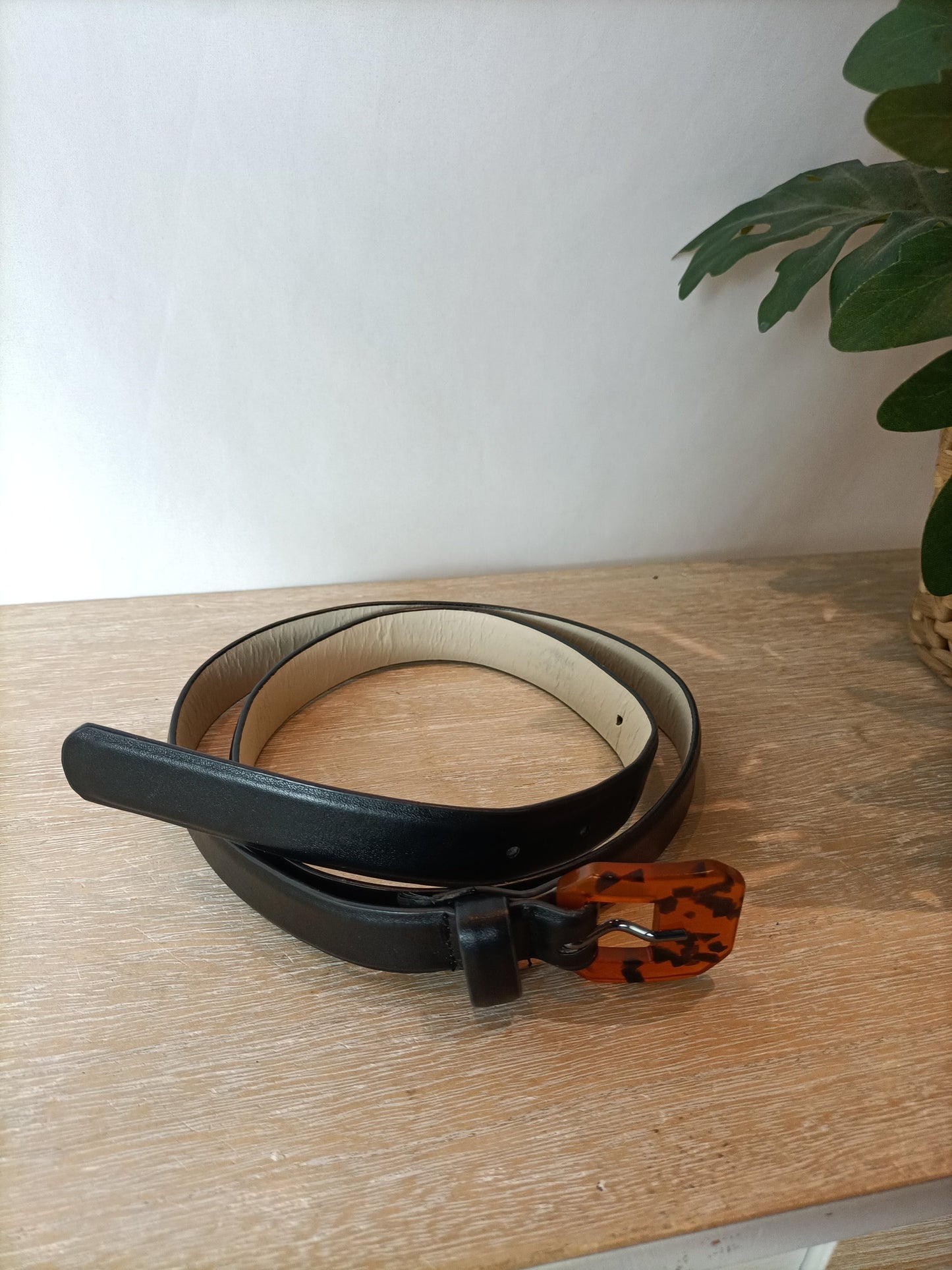 OTRAS. Cinturón negro hebilla efecto nácar . T M