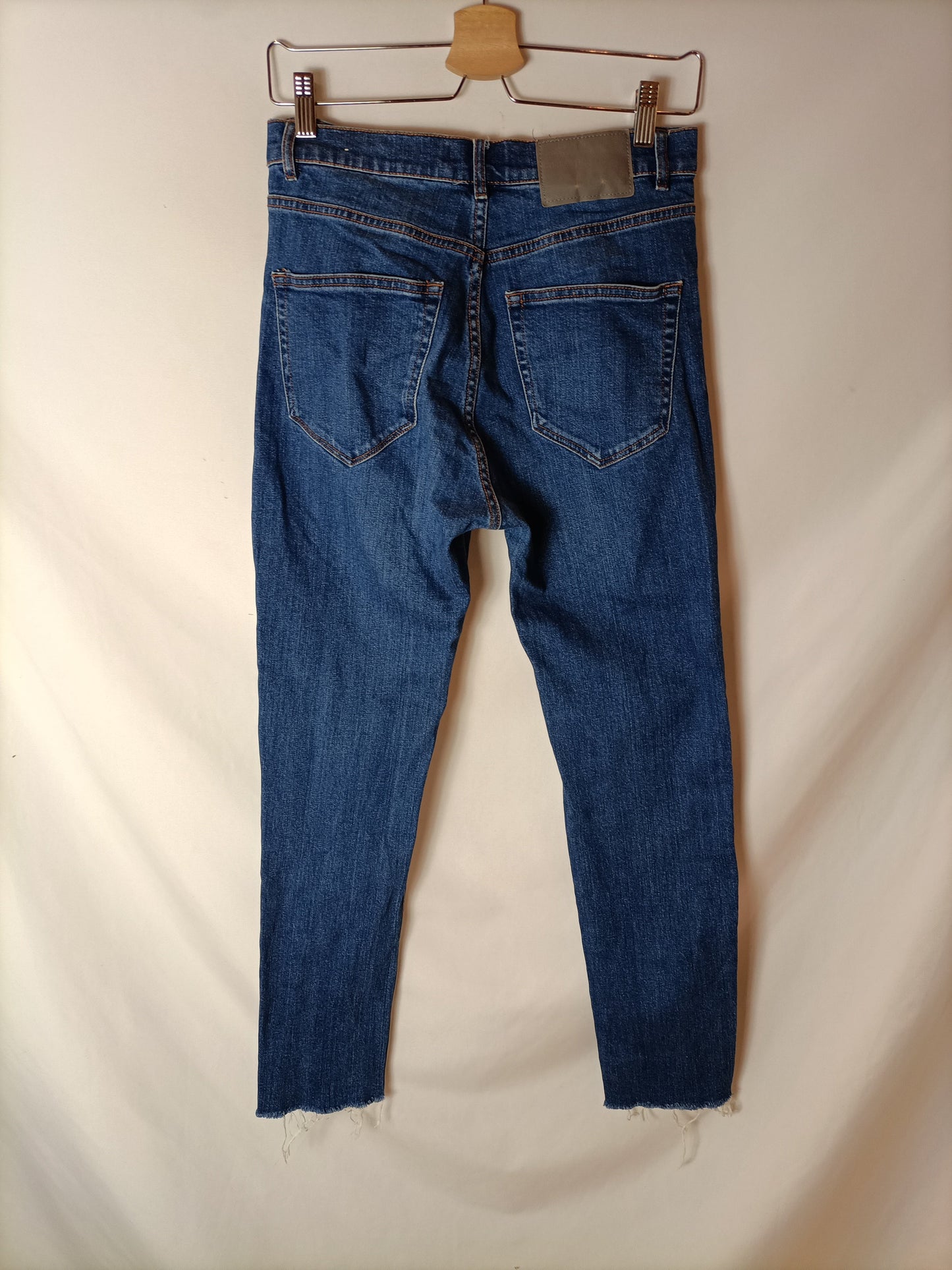 PULL&BEAR. Pantalones vaqueros rectos flecos. T 38