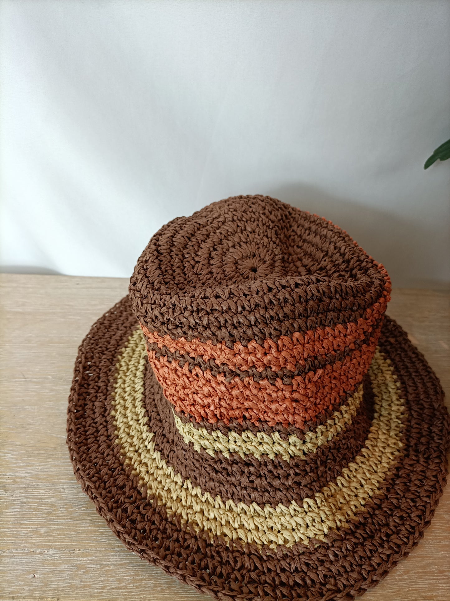 NATURA. Gorro rafia tricolor