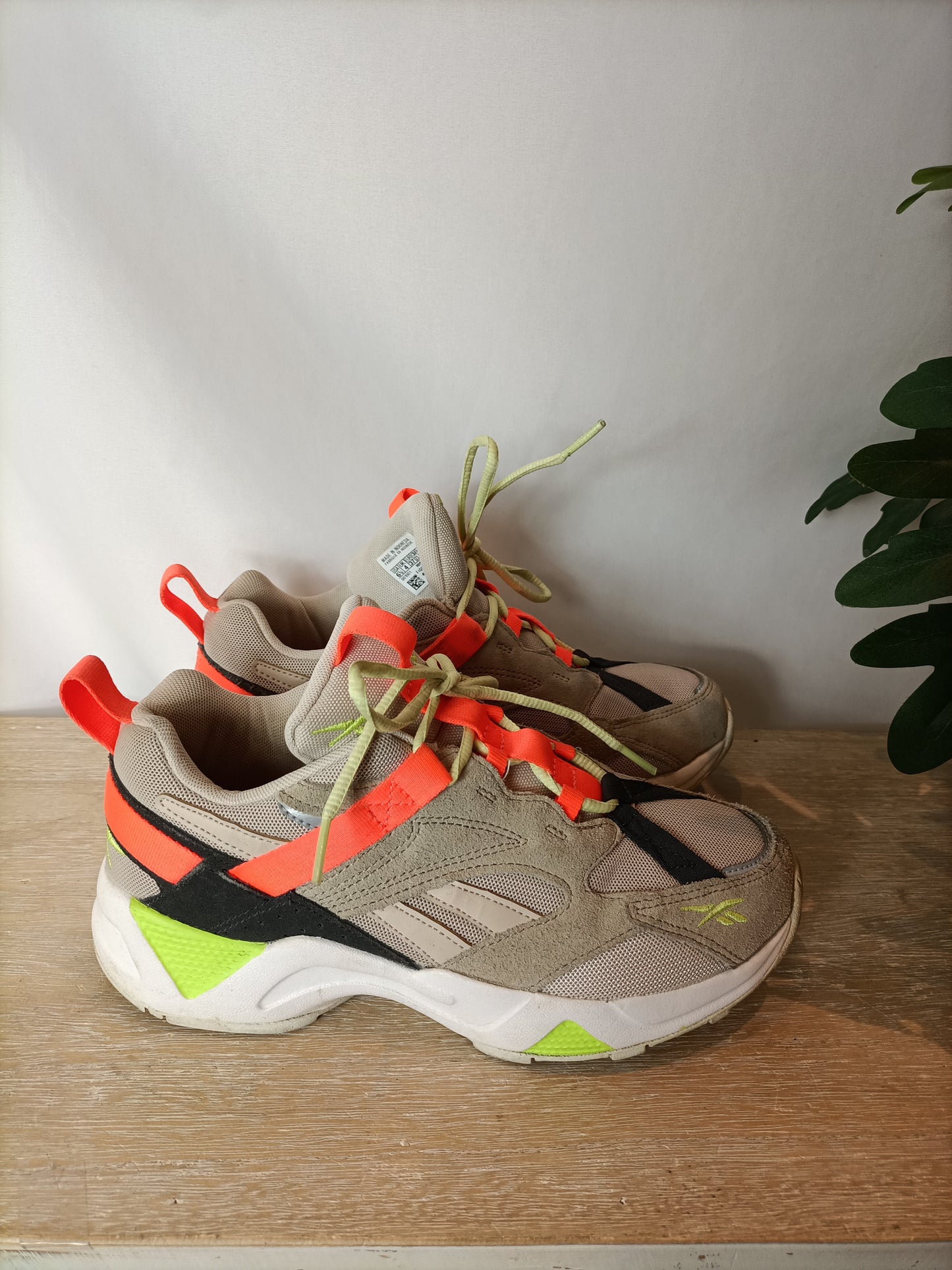 REEBOK. Zapatillas beige detalles flúor T.37