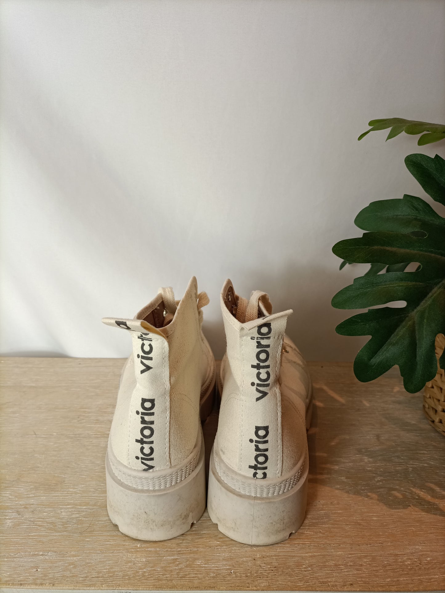 VICTORIA. Zapatillas blanca bota T.37(TARA)