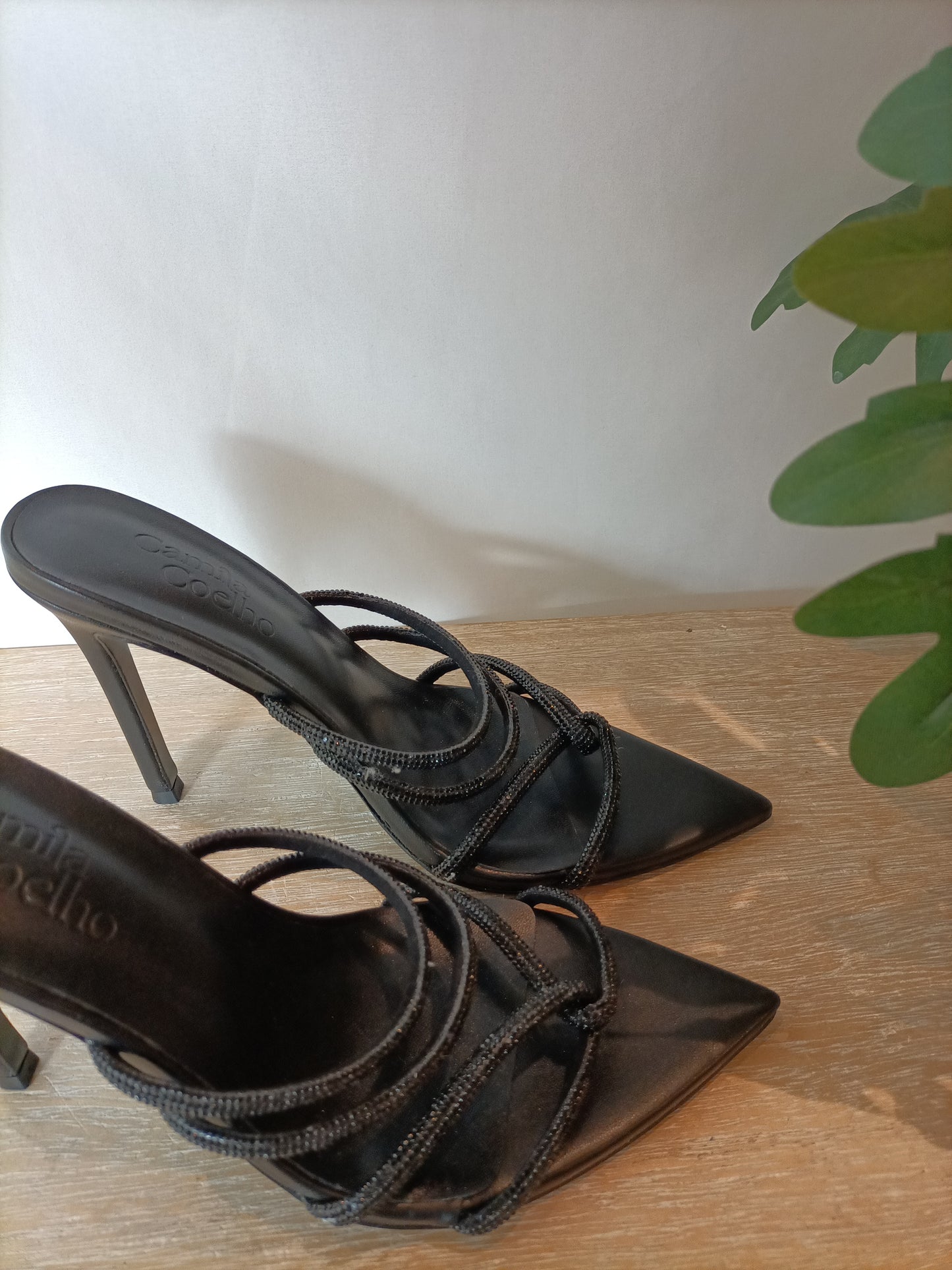 CAMILA COELHO. Sandalia negra tira brillo. T 6 (37)