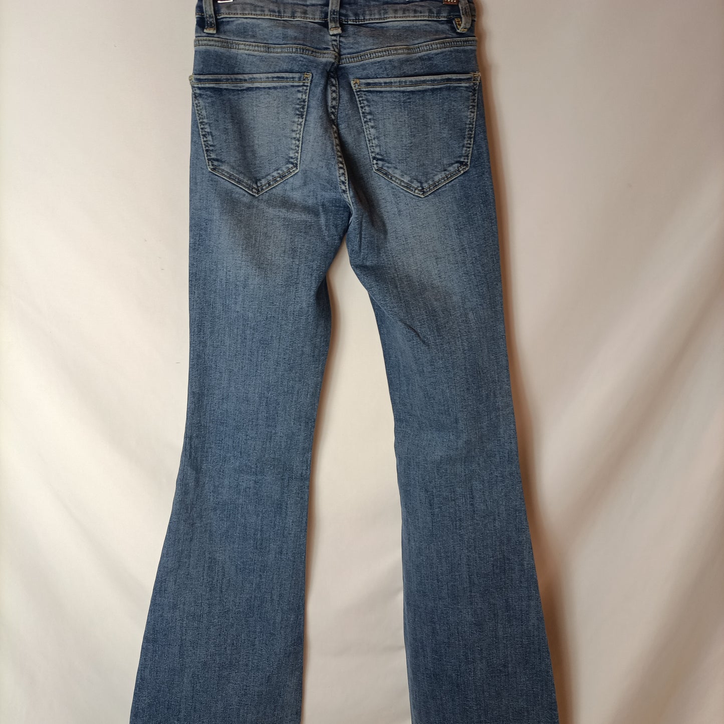 MANGO. Pantalón denim campana T.34