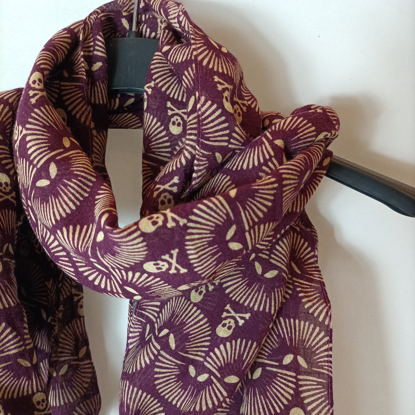 OTHERS. Burgundy skull scarf