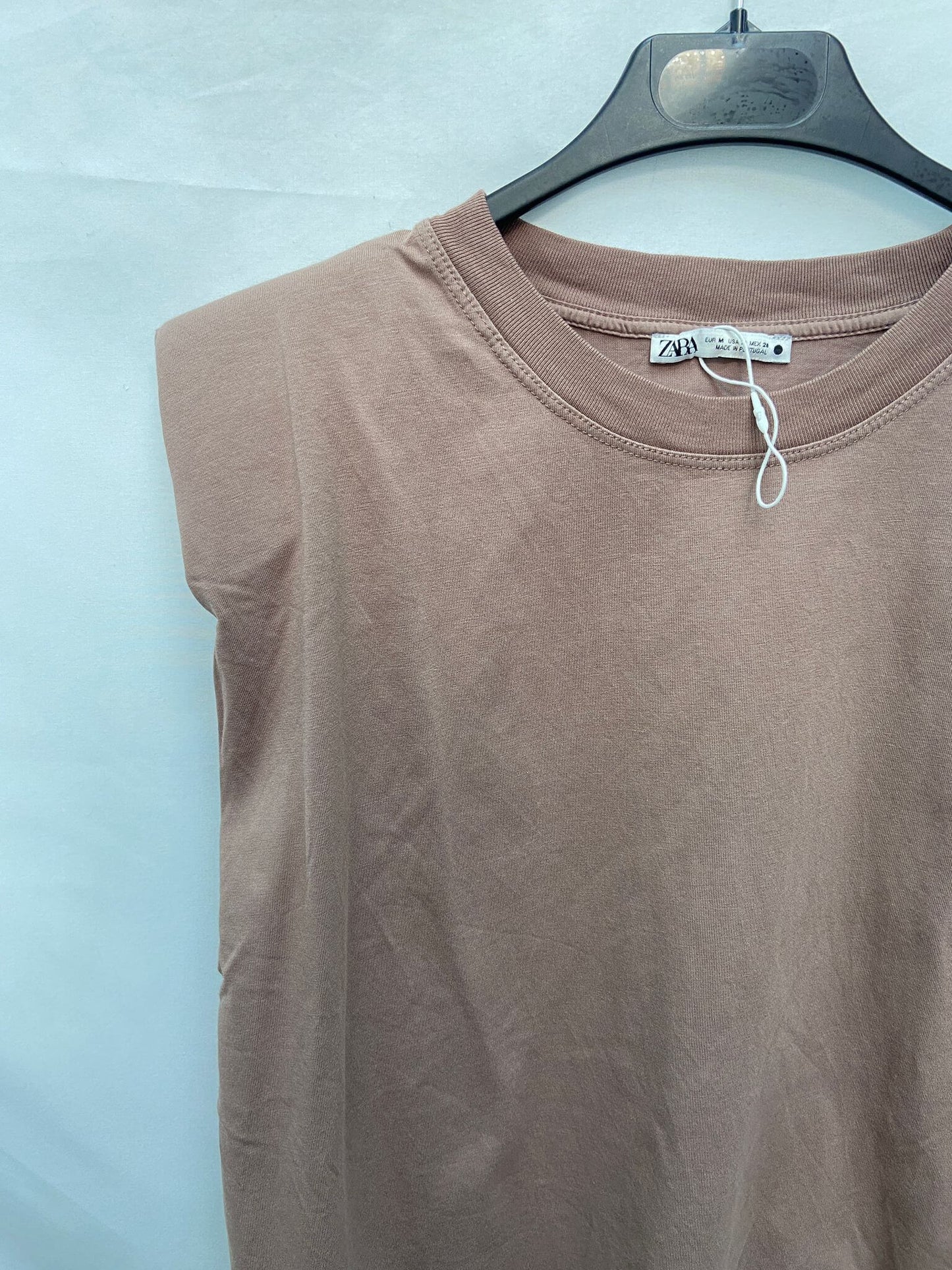 ZARA.Camiseta hombreras T.m