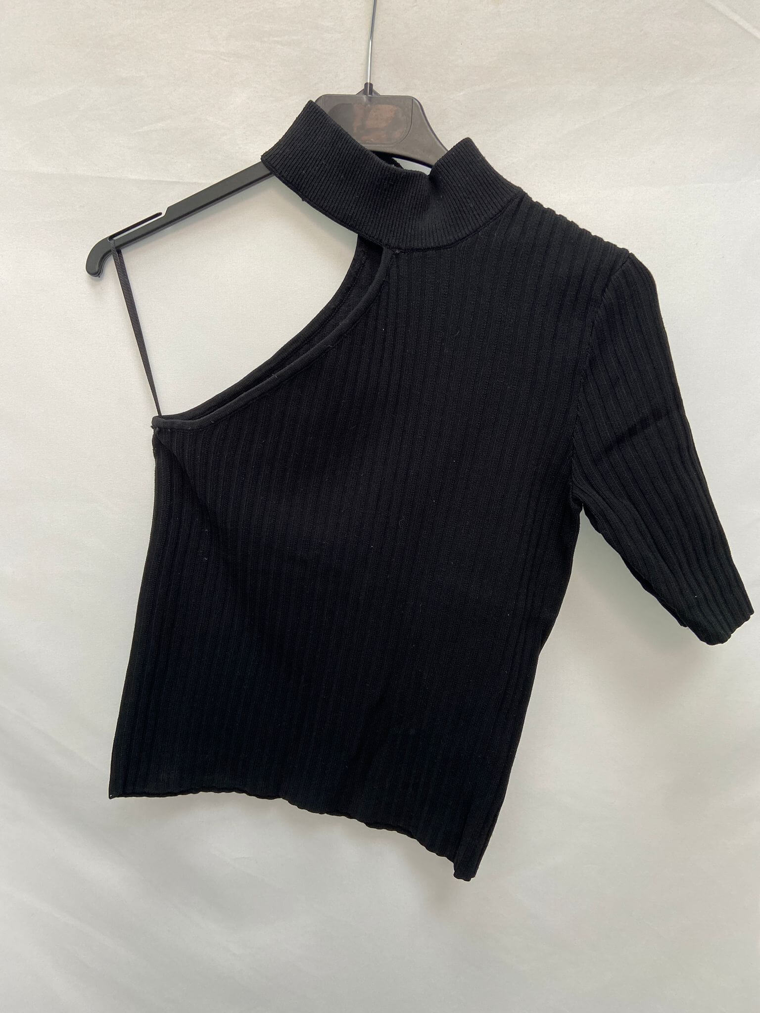 Black asymmetric ribbed top Ts