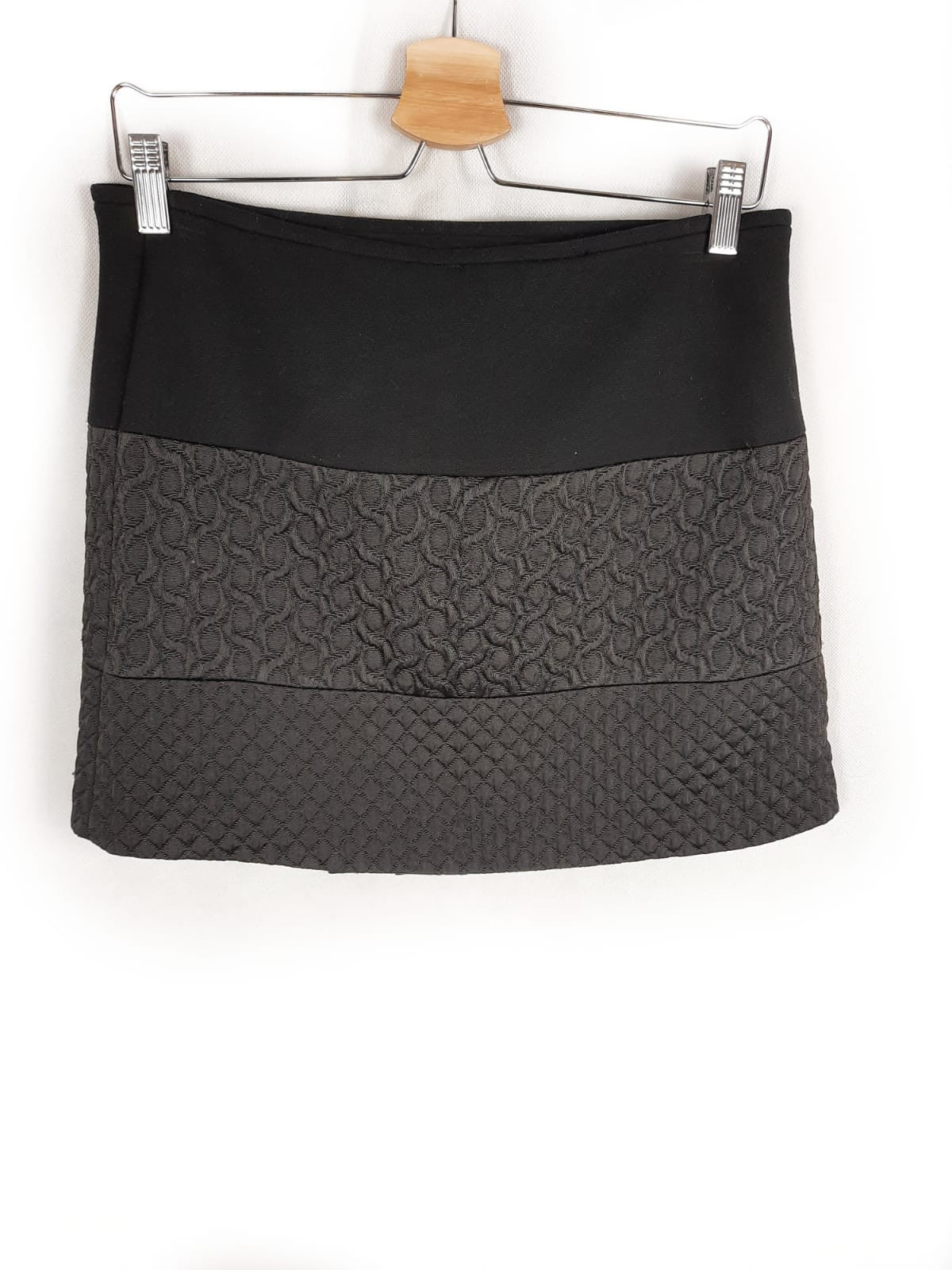 ZARA. Falda negra textura T.s