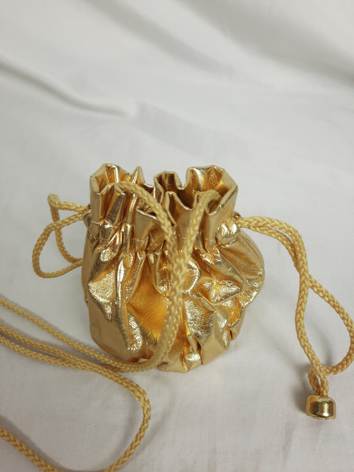 OTRAS. Bolsita dorada