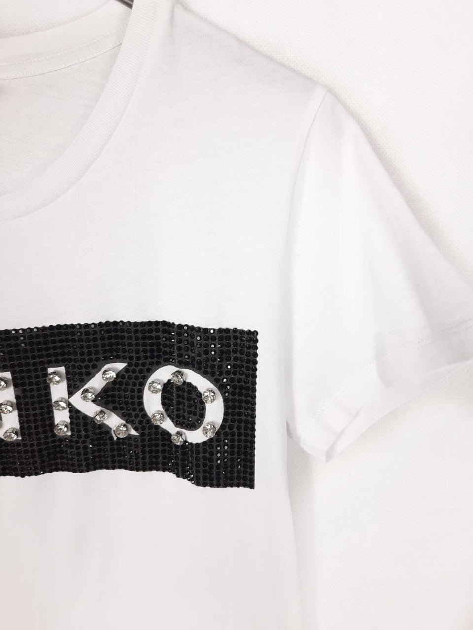 PINKO. Camiseta blanca basica pedreria T.36