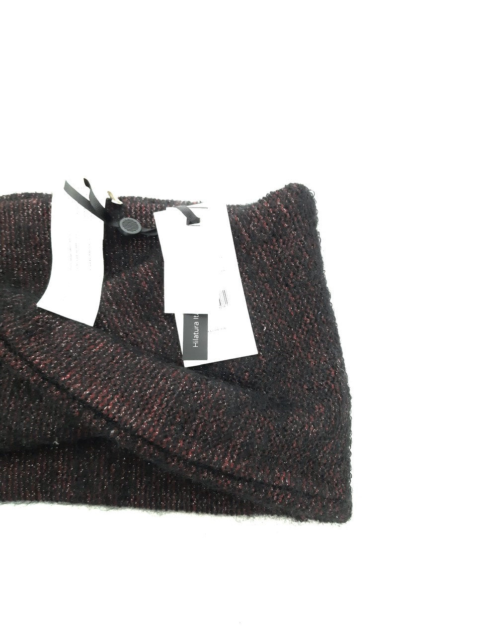 INTROPIA. Cuello negro y burdeos