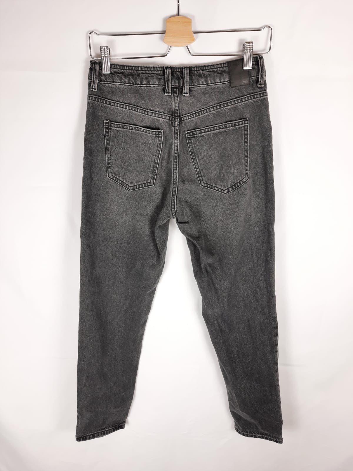ZARA. pantalon gris desgastado T.36