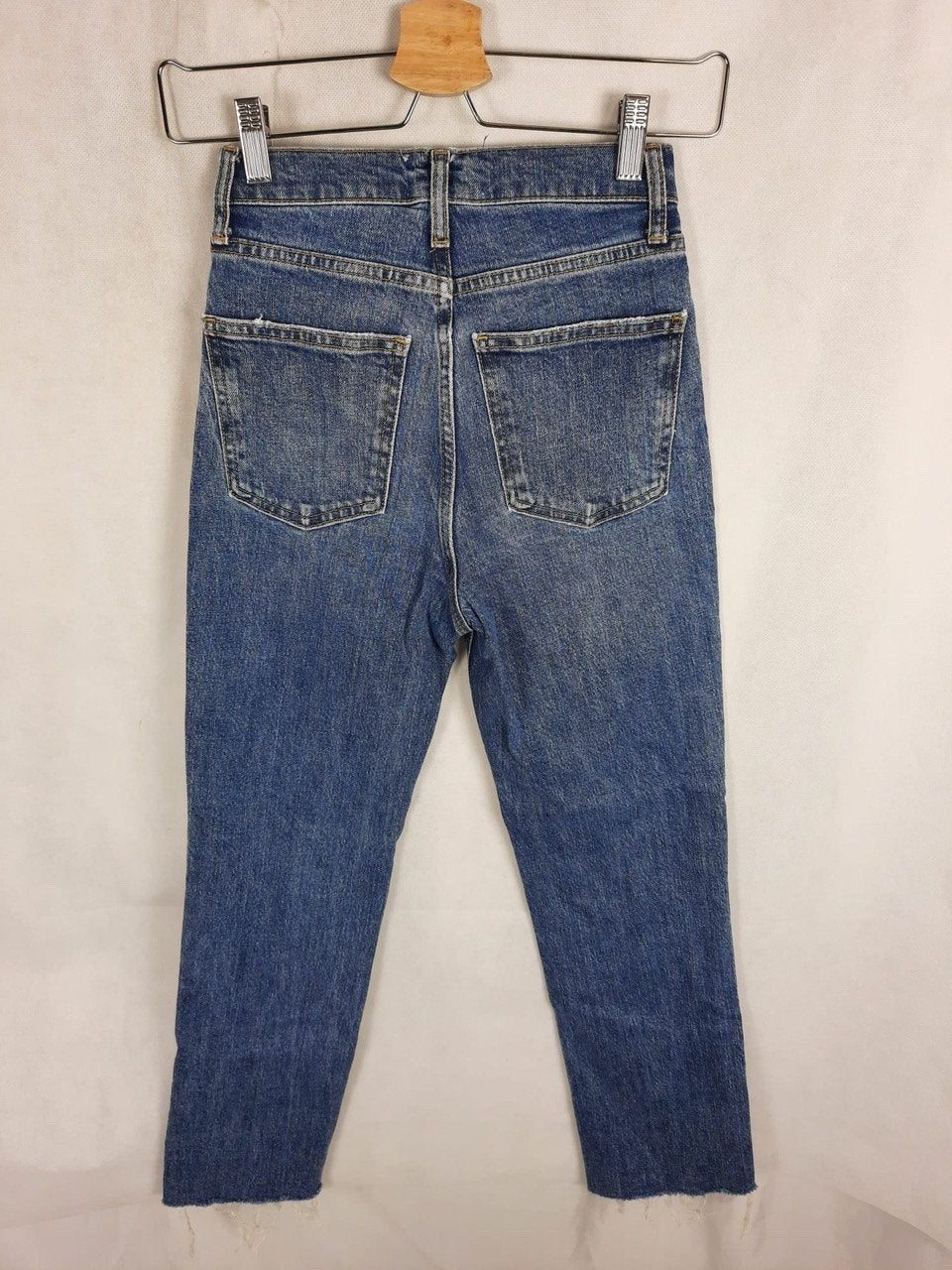 ZARA. Vaquero botones flecos T.32