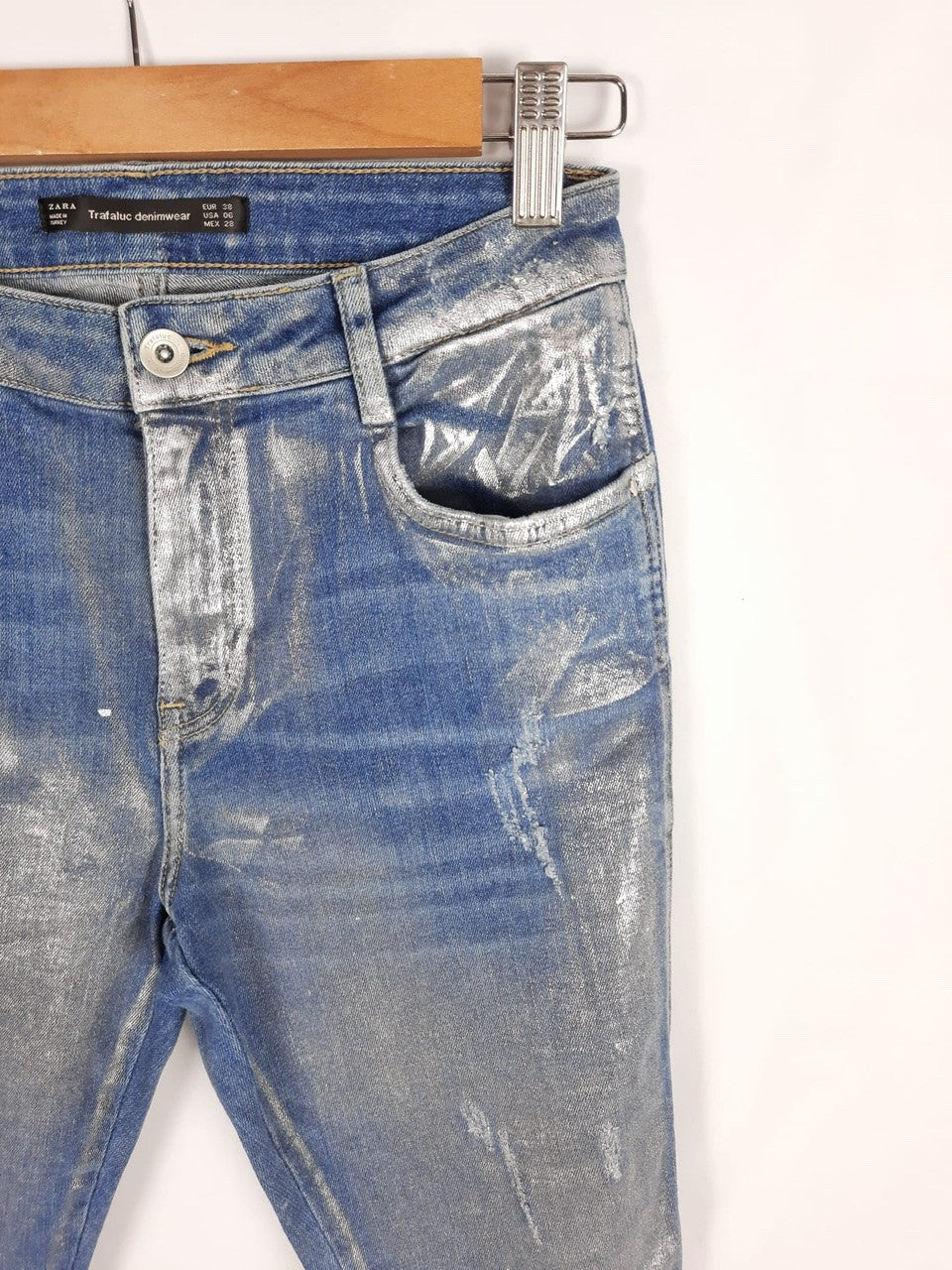ZARA. pantalon vaquero metalizado T.38