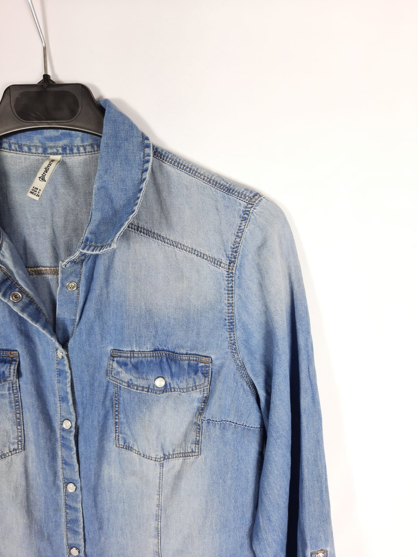 STRADIVARIUS. camisa vaquera abotonada T.s