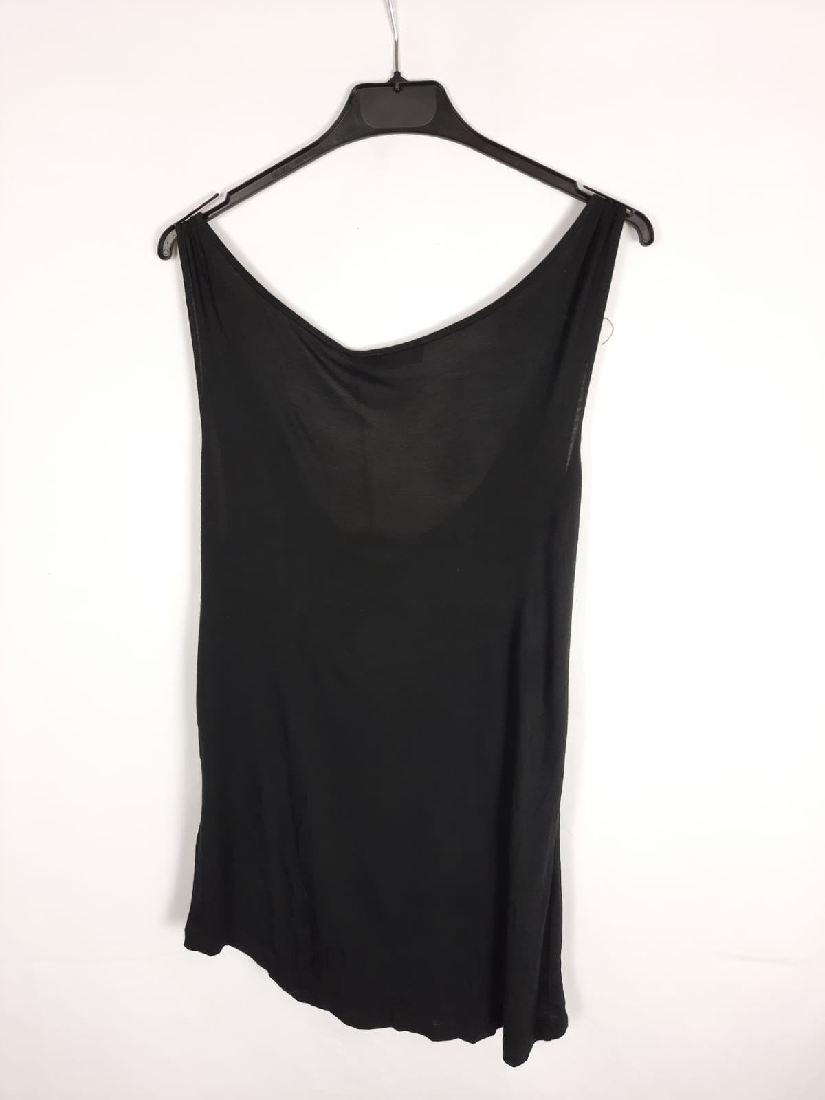 WDKA.Camiseta negra detalle hombro T.m