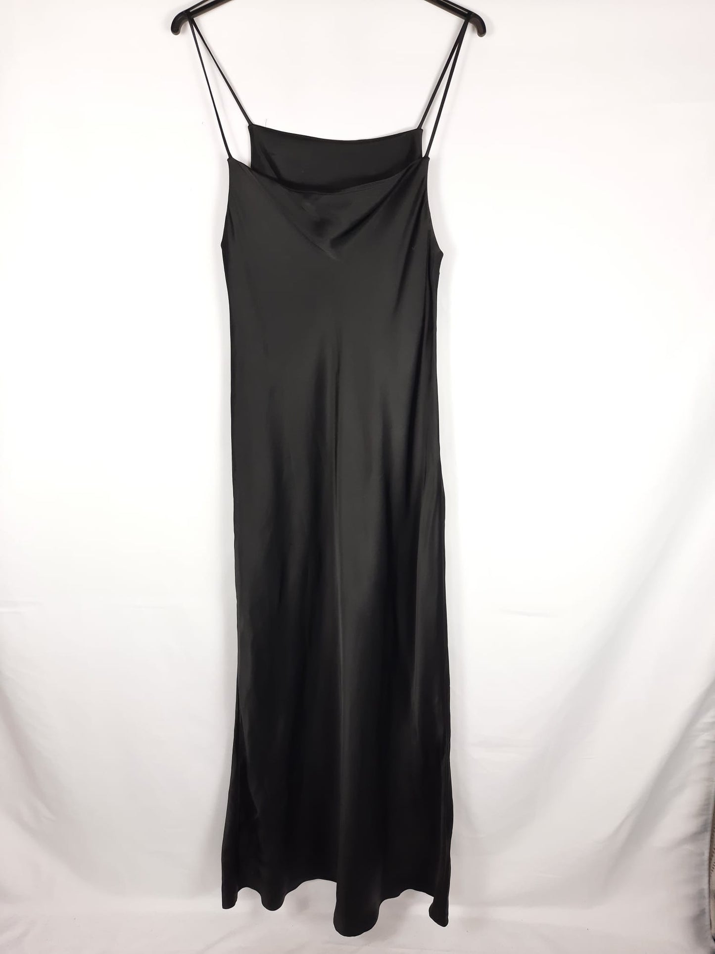 ZARA. vestido largo negro satinado tirantes T.l