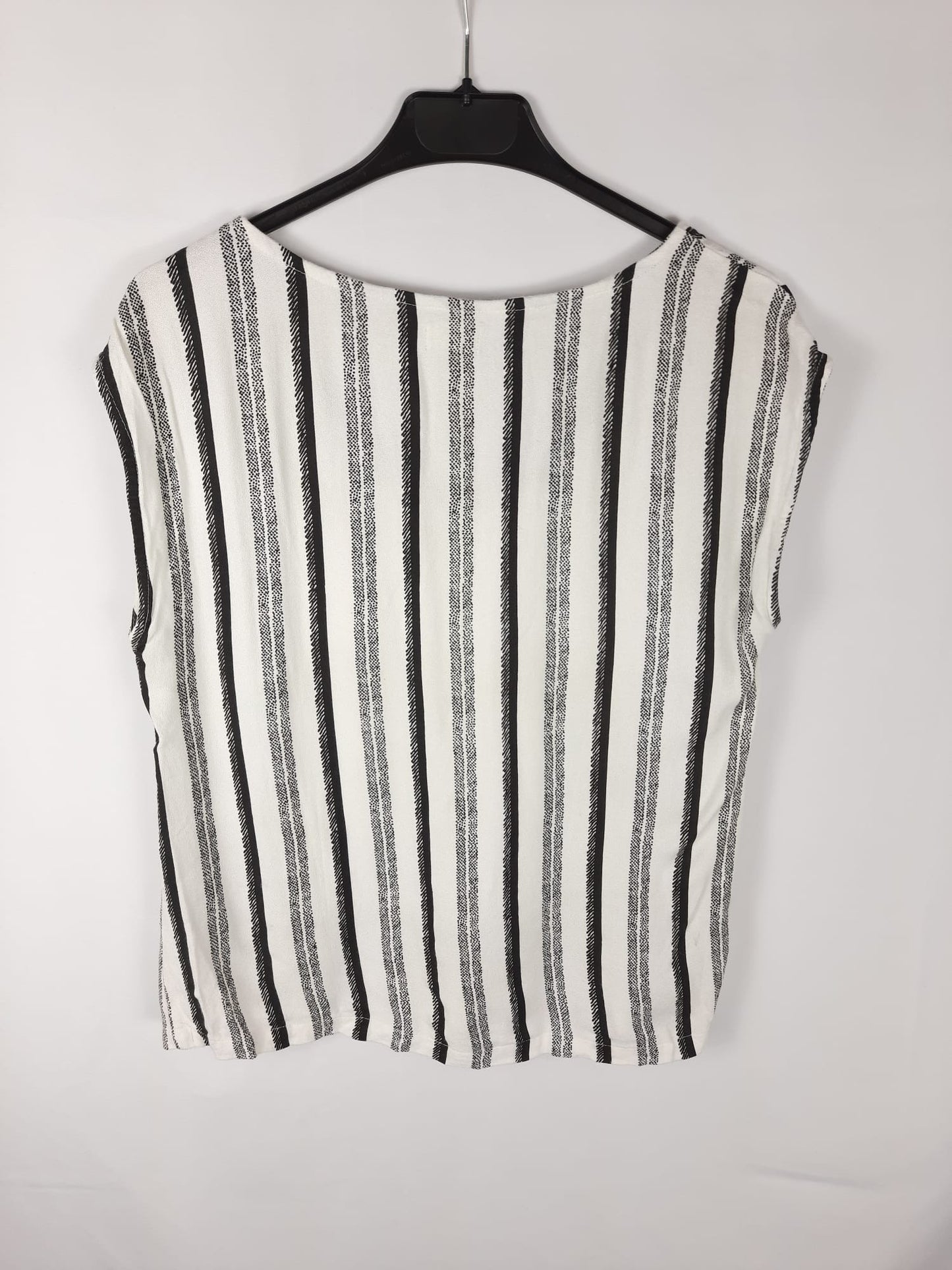 AMICHI.Camiseta/blusa rayas detalle encaje T.m