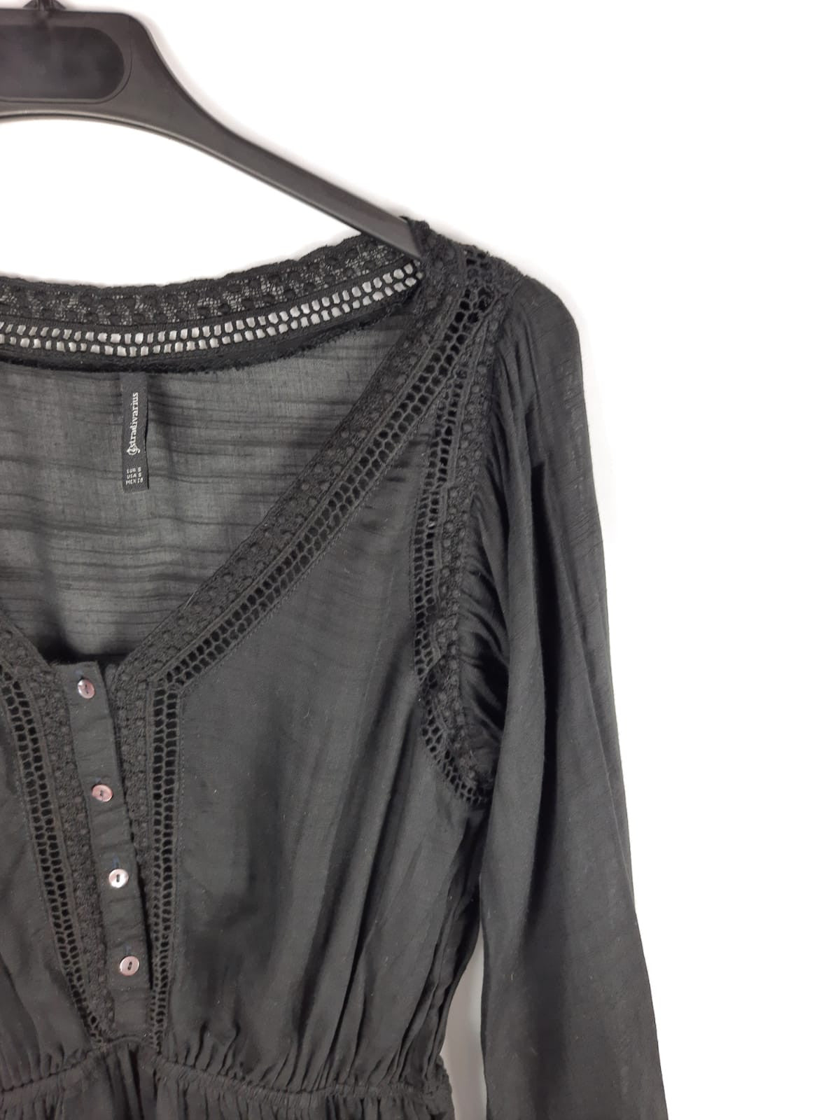 STRADIVARIUS. blusa negra trasparente detalles troquelados T.s