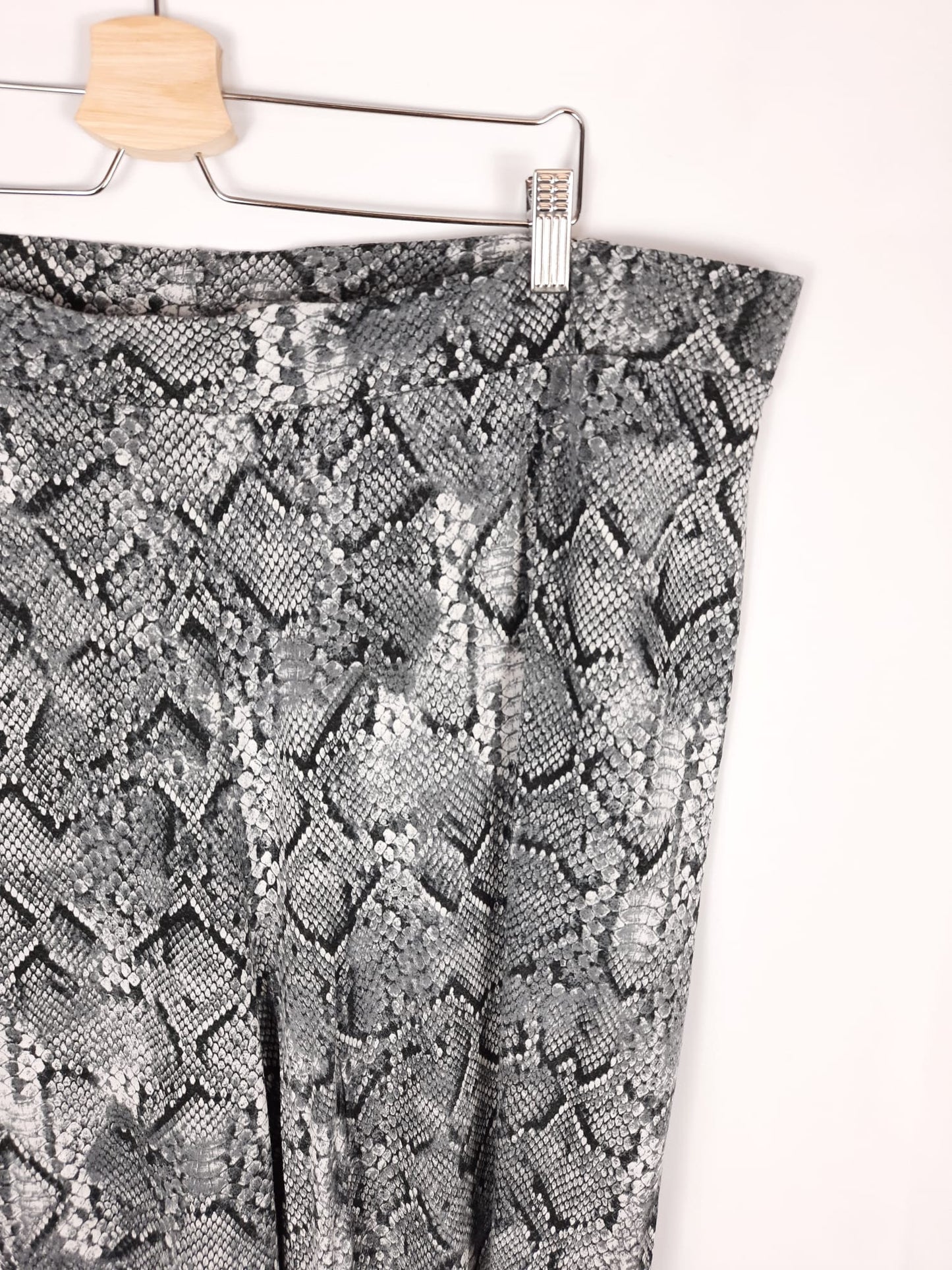 ASOS. pantalon fluido estampado serpiente T.52