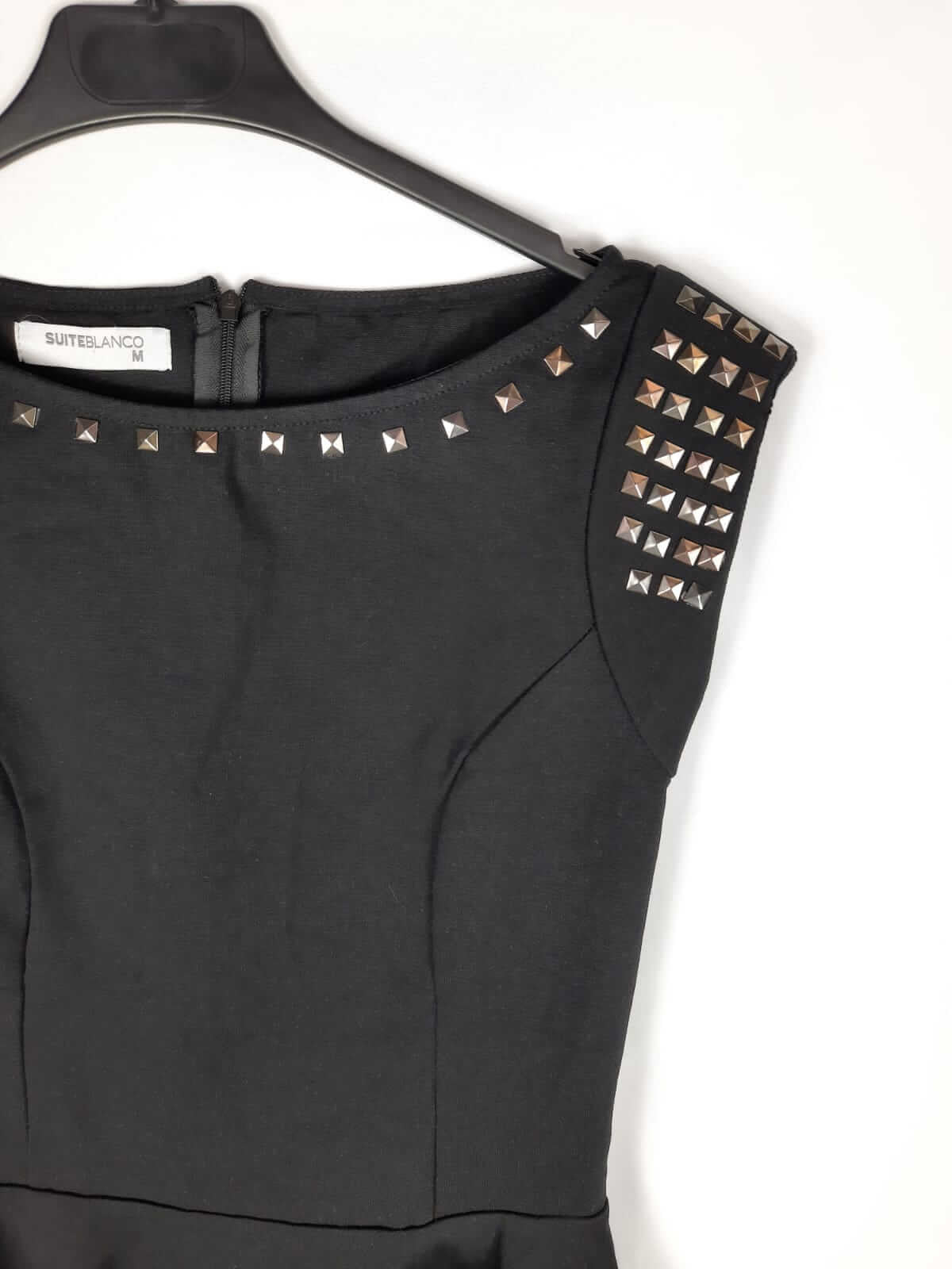 SUITEBLANCO. Top negro con tachuelas en hombros T.m