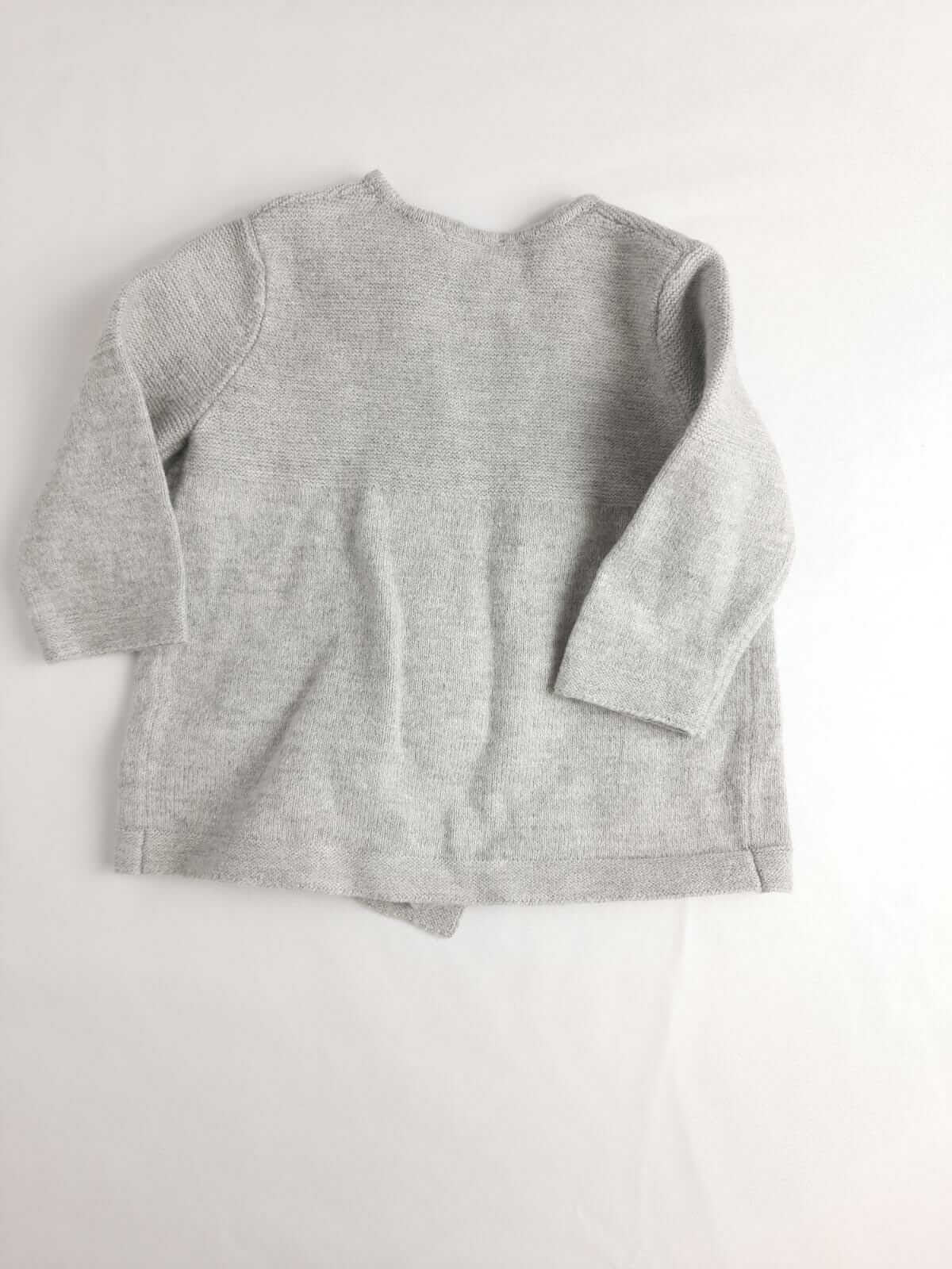 BENETTON. Chaqueta de punto gris con conejo bordado 1m