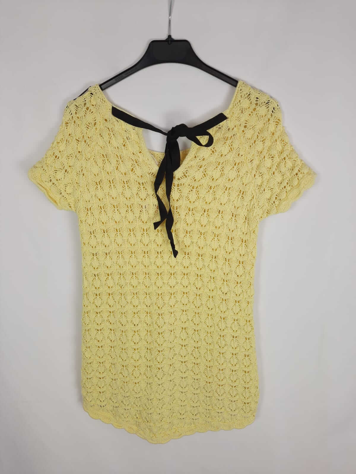 ZARA. Camiseta de croché amarilla T.m