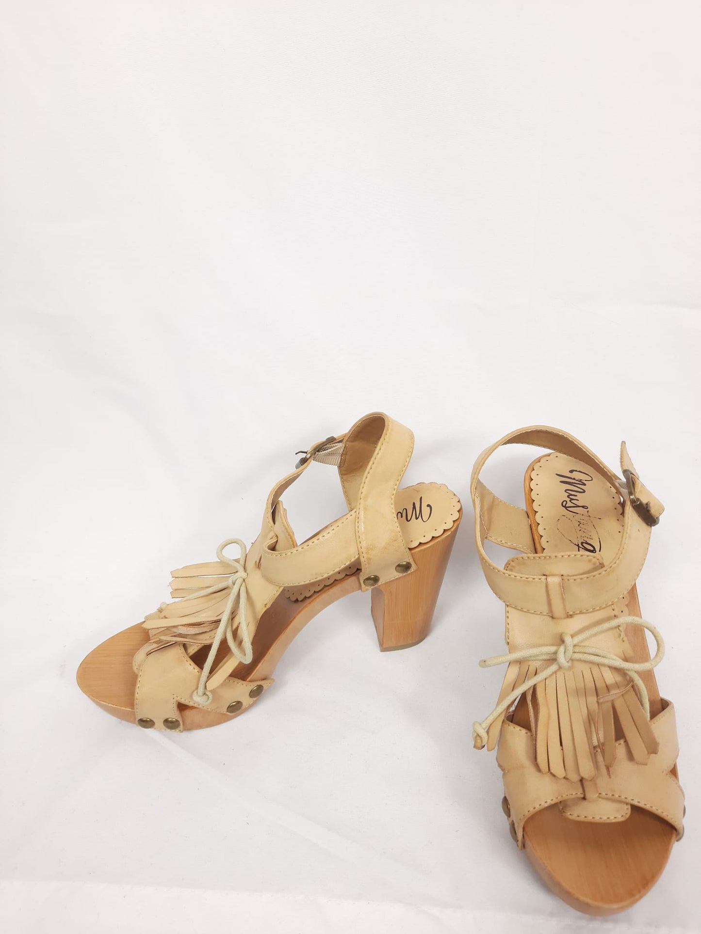 MUSTANG. Beige leather heels with fringes S.38