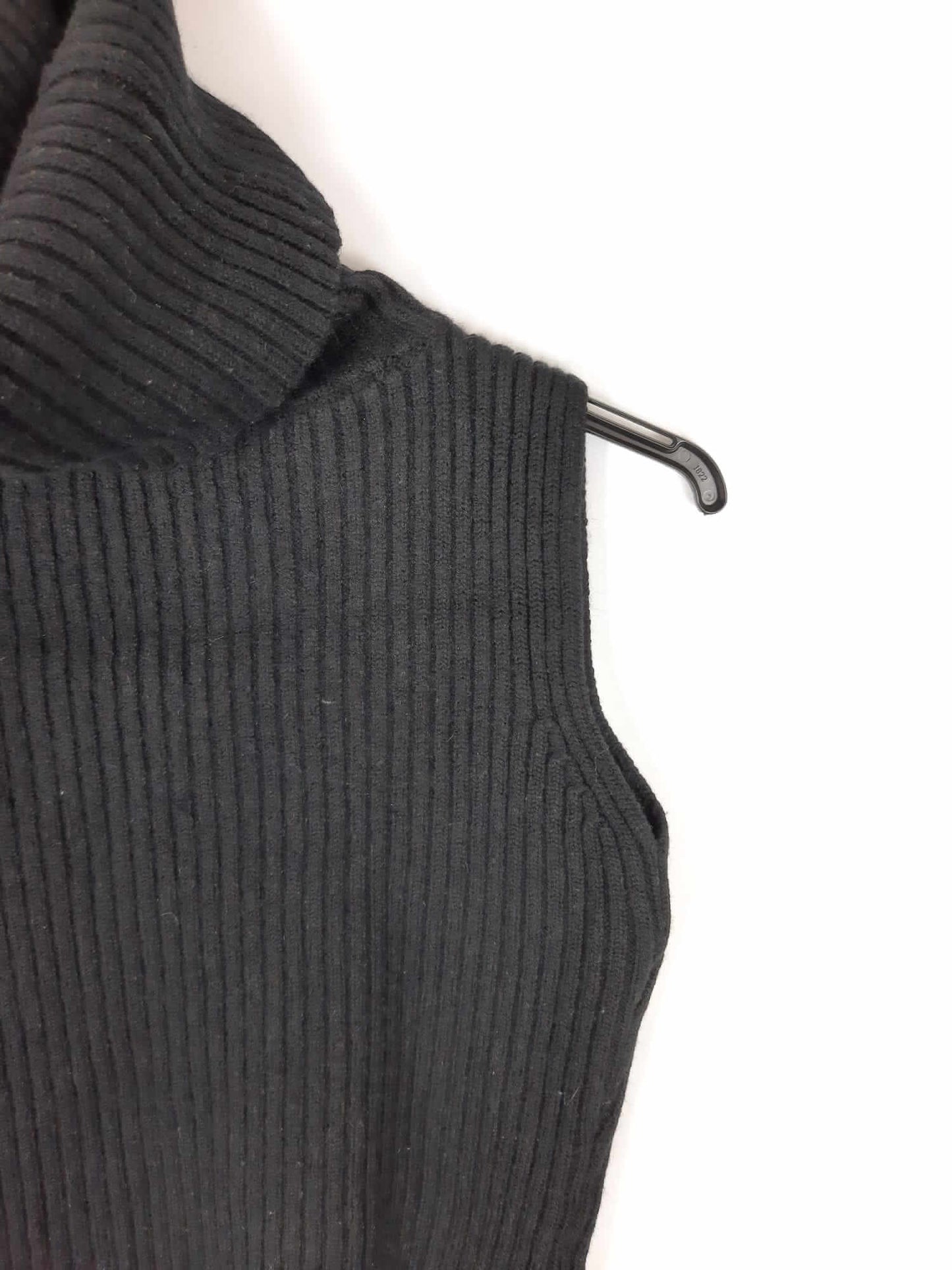 MASSIMO DUTTI. Jersey negro cuello alto sin mangas T.m