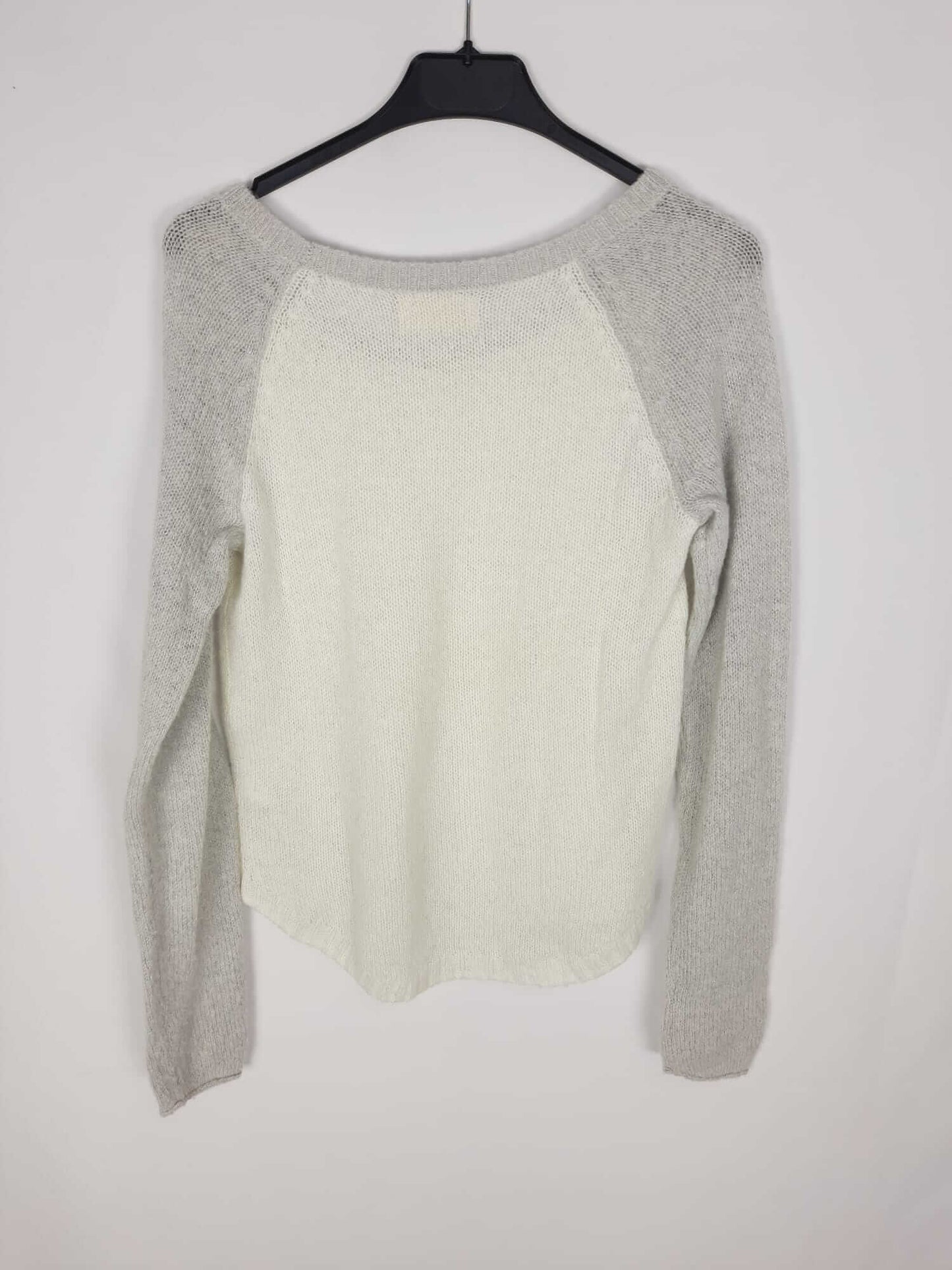 HOLLISTER. jersey blanco roto mangas grises T.s