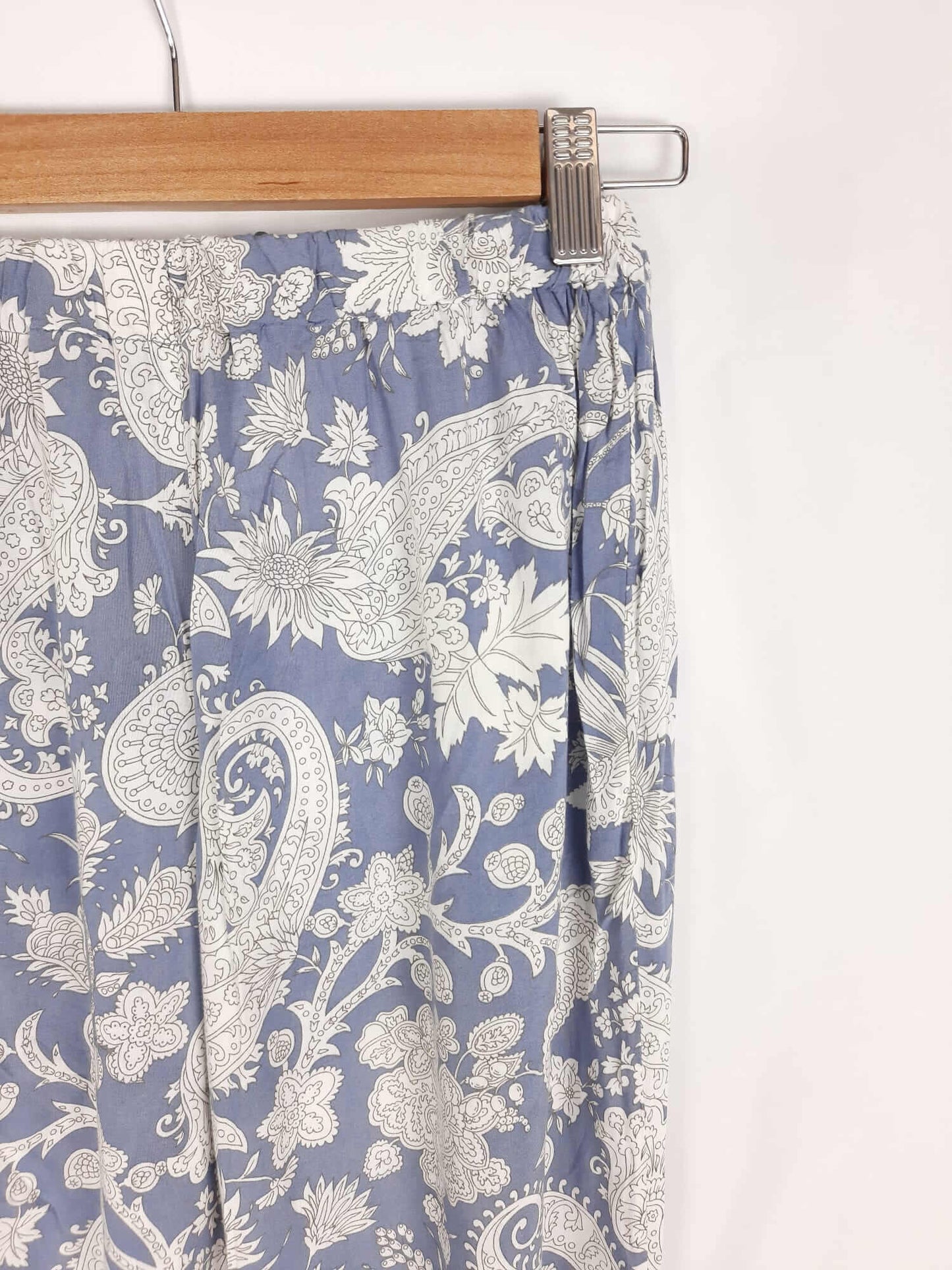 OTRAS. pantalones fluidos azules estampado flores y amebas blancas T.s/m