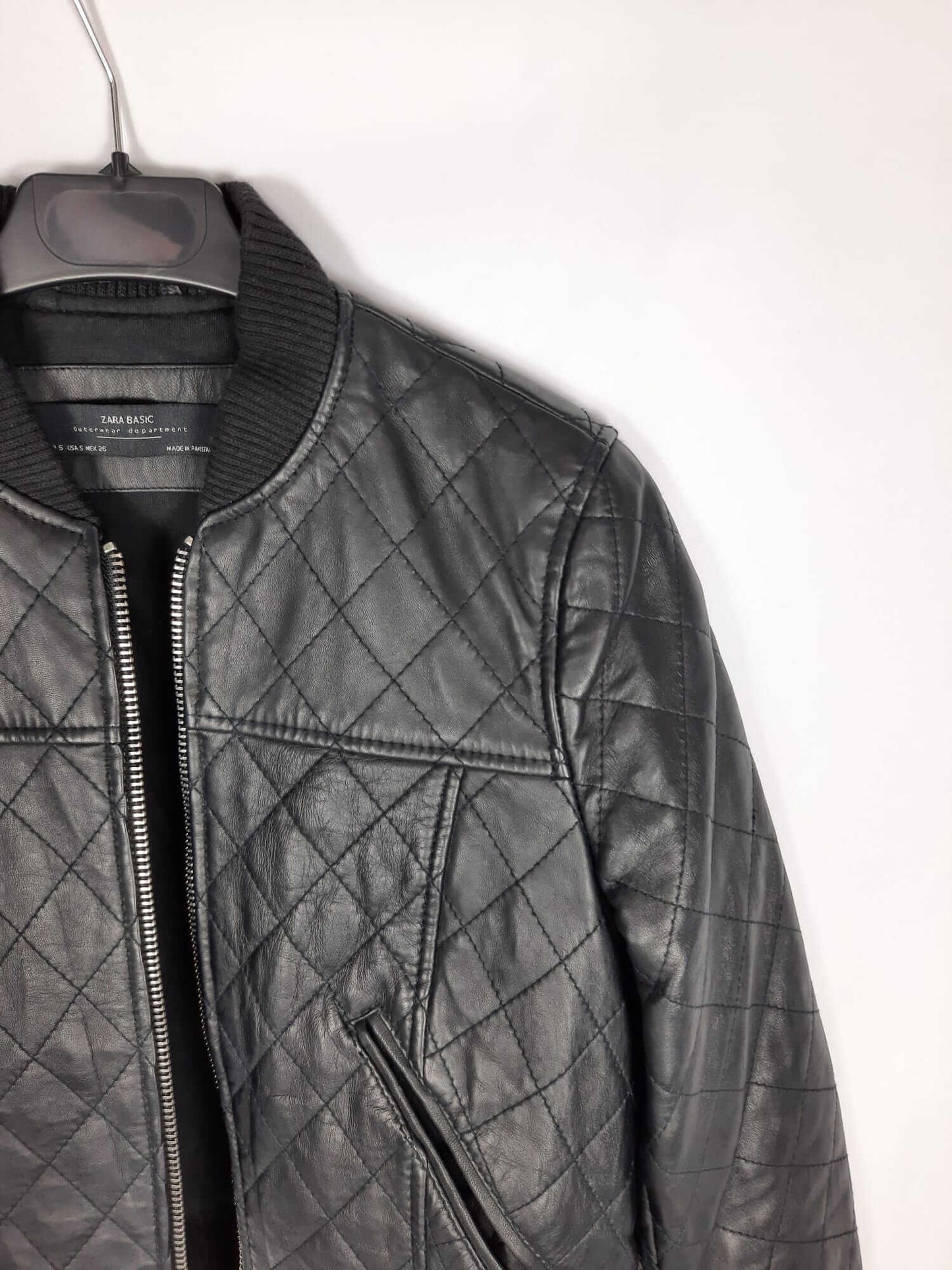 ZARA. Chaqueta estilo bomber negra polipiel T.s