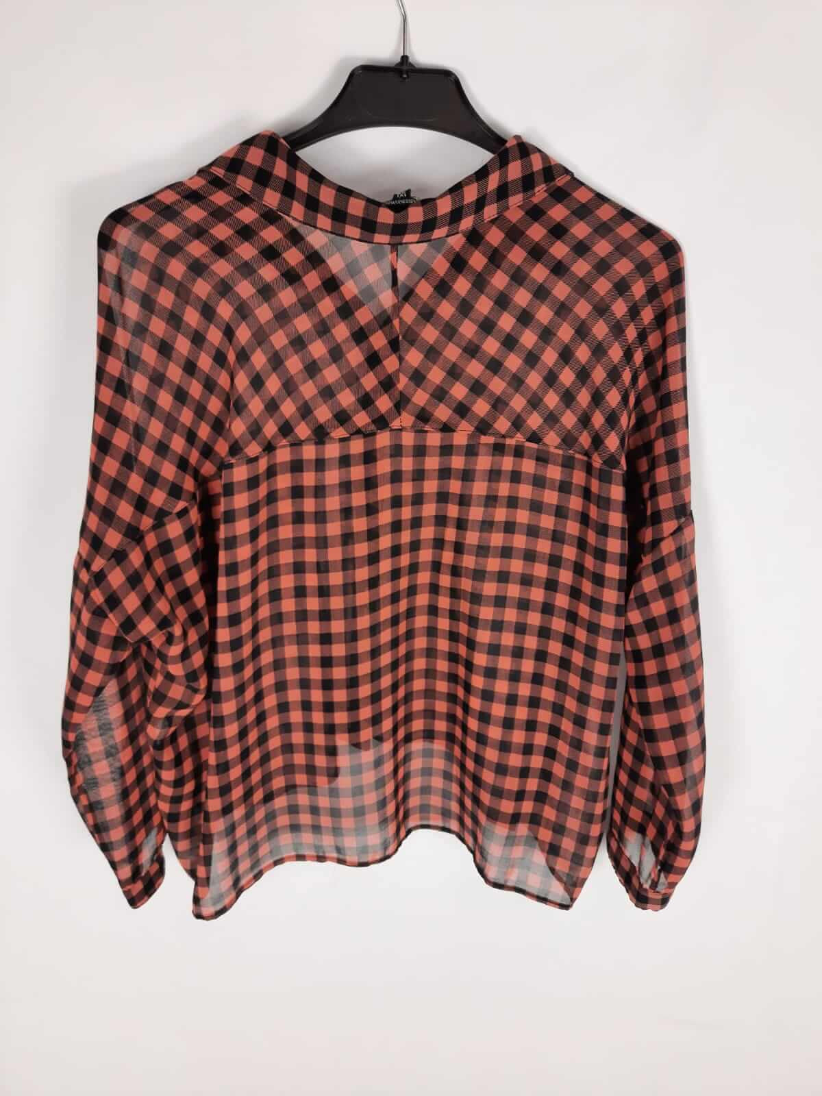 BERSHKA. Camisa de cuadros semitransparente teja y negra T.m