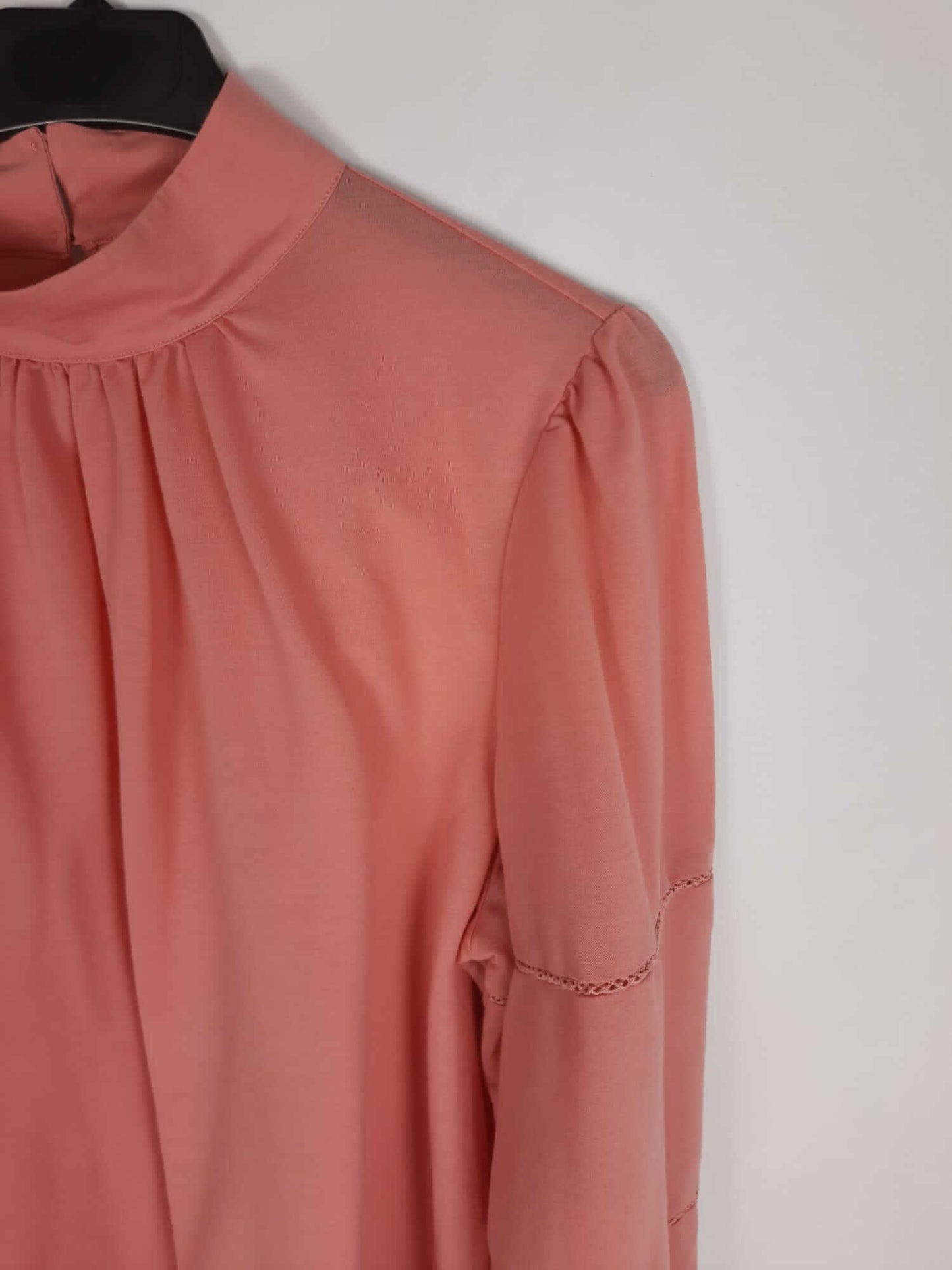MASSIMO DUTTI. Salmon-coloured blouse with puffed sleeves, size XL.