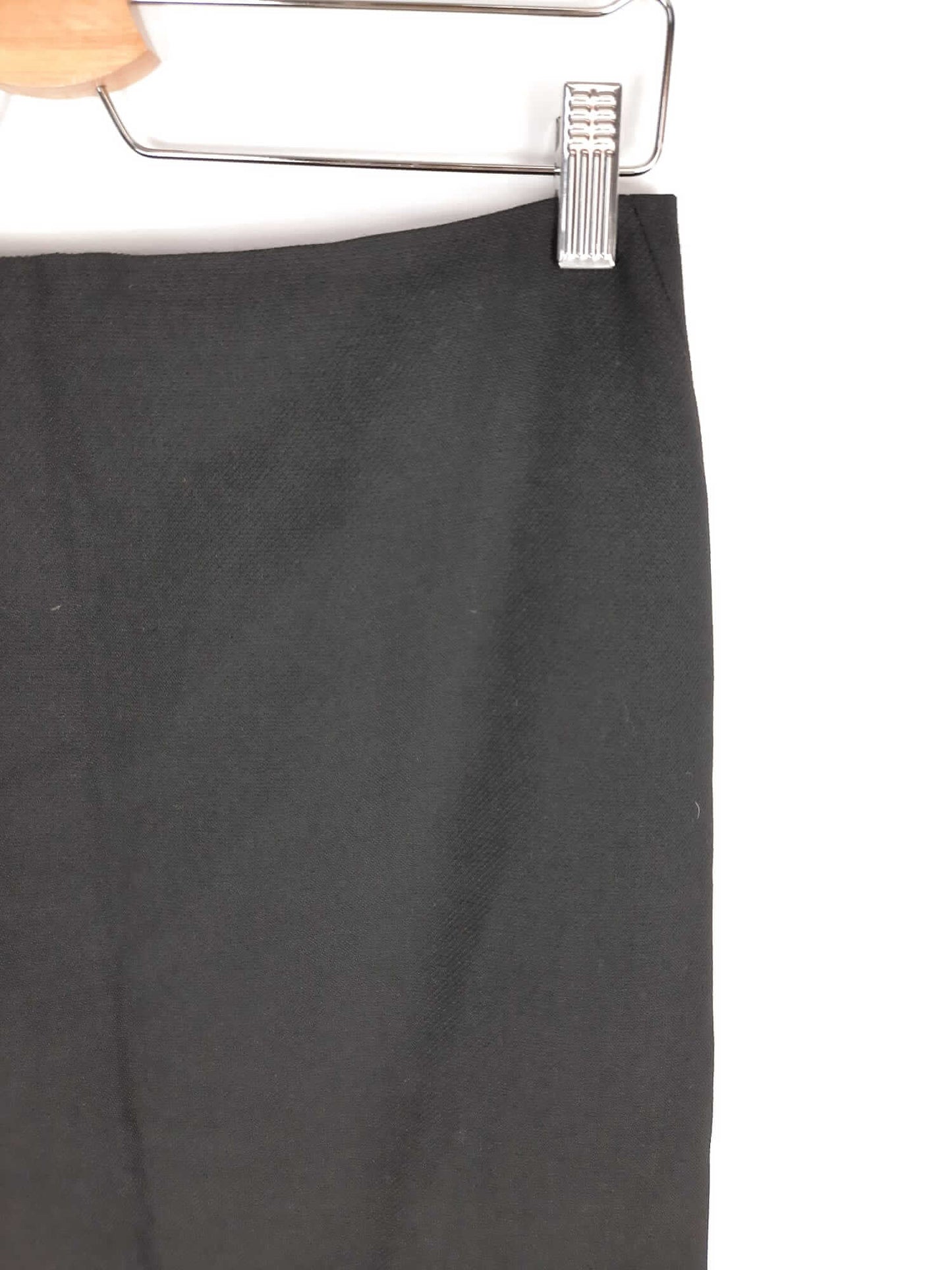 MASSIMO DUTTI. Falda negra T.40