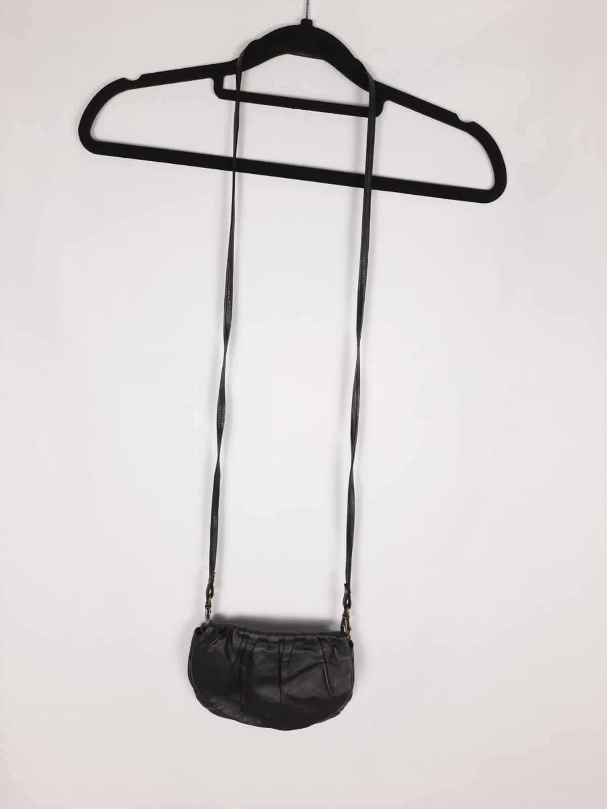 NAF NAF. Bolso negro de piel