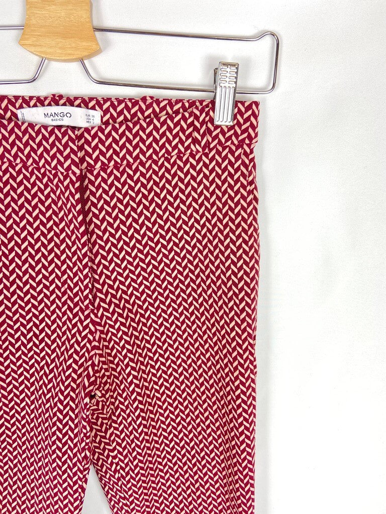 MANGO. Pantalón estampado geométrico en burdeos T.36