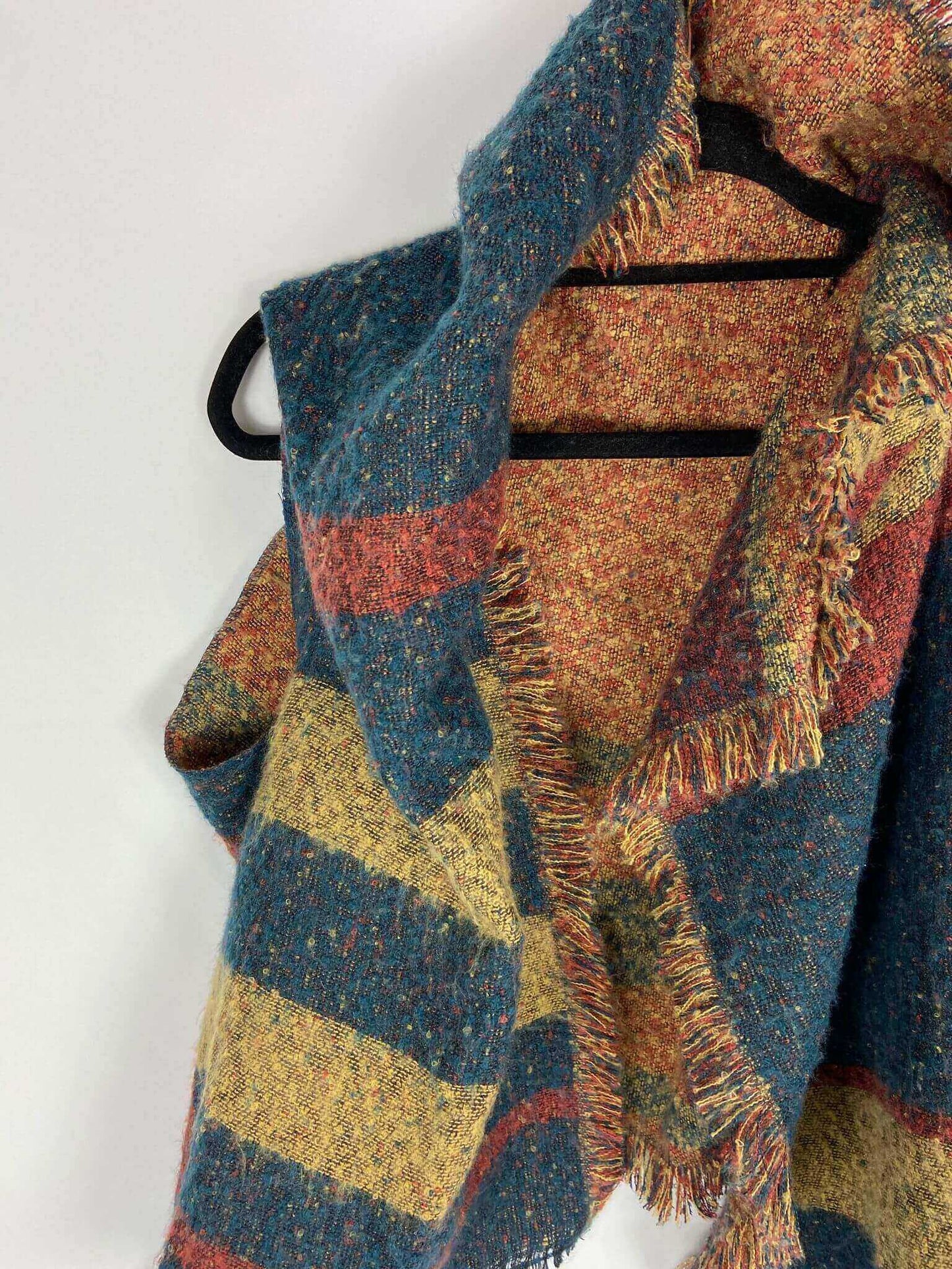 OTRAS. Poncho colores flecos