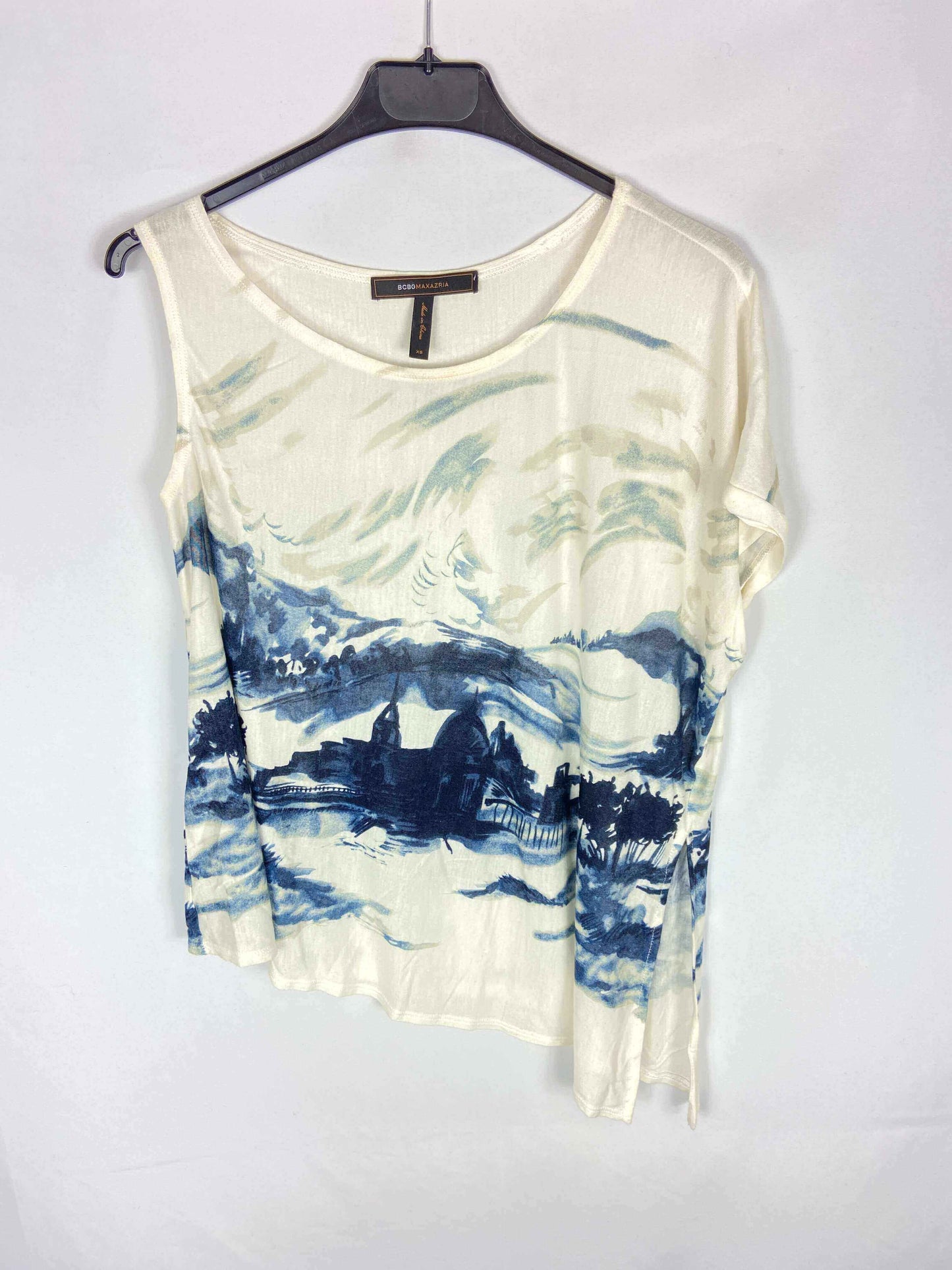 BCBGMAXAZRIA. White T-shirt with navy blue print T.xs