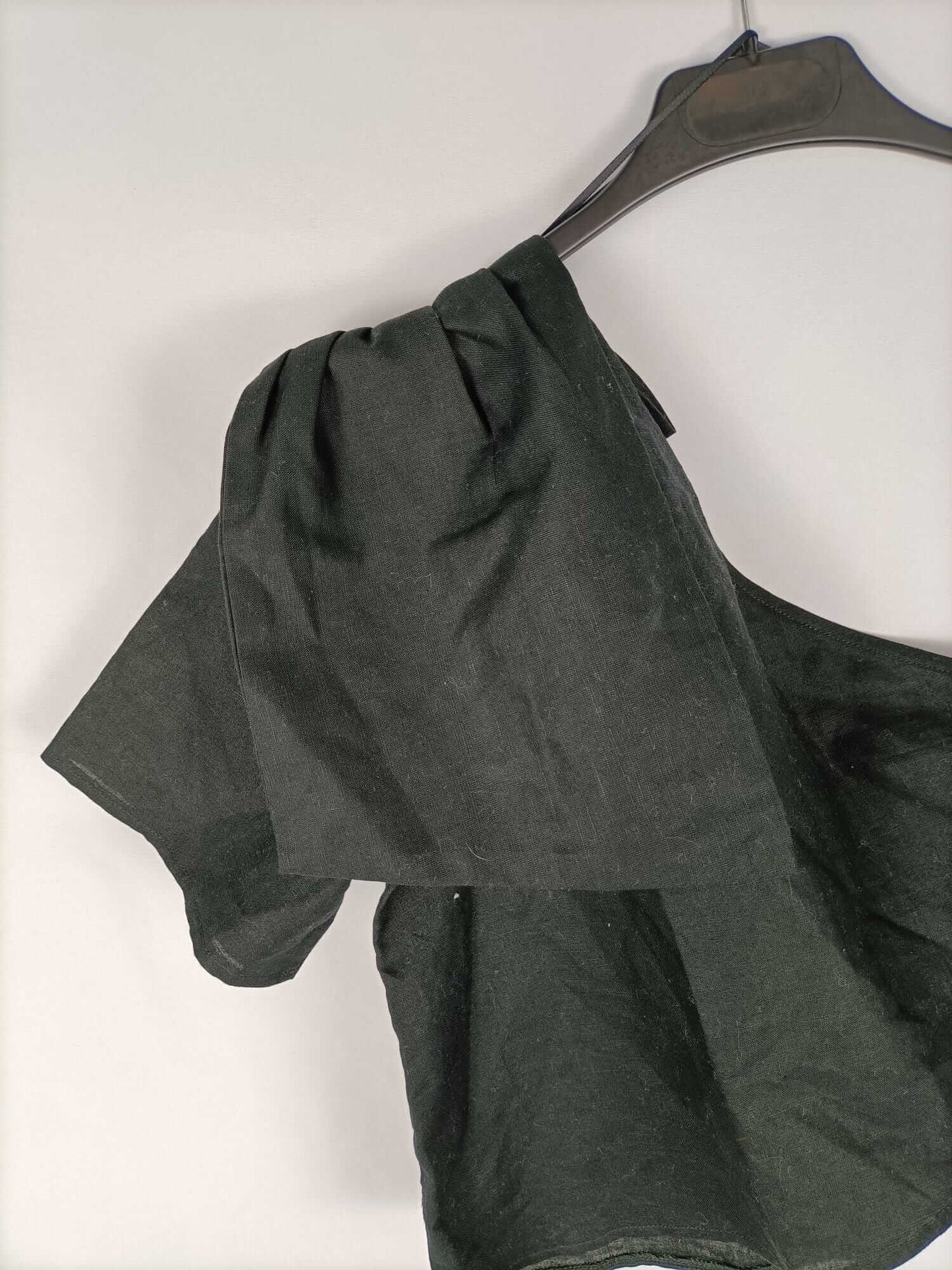 VERGE GIRL. Asymmetrical black linen top Ts