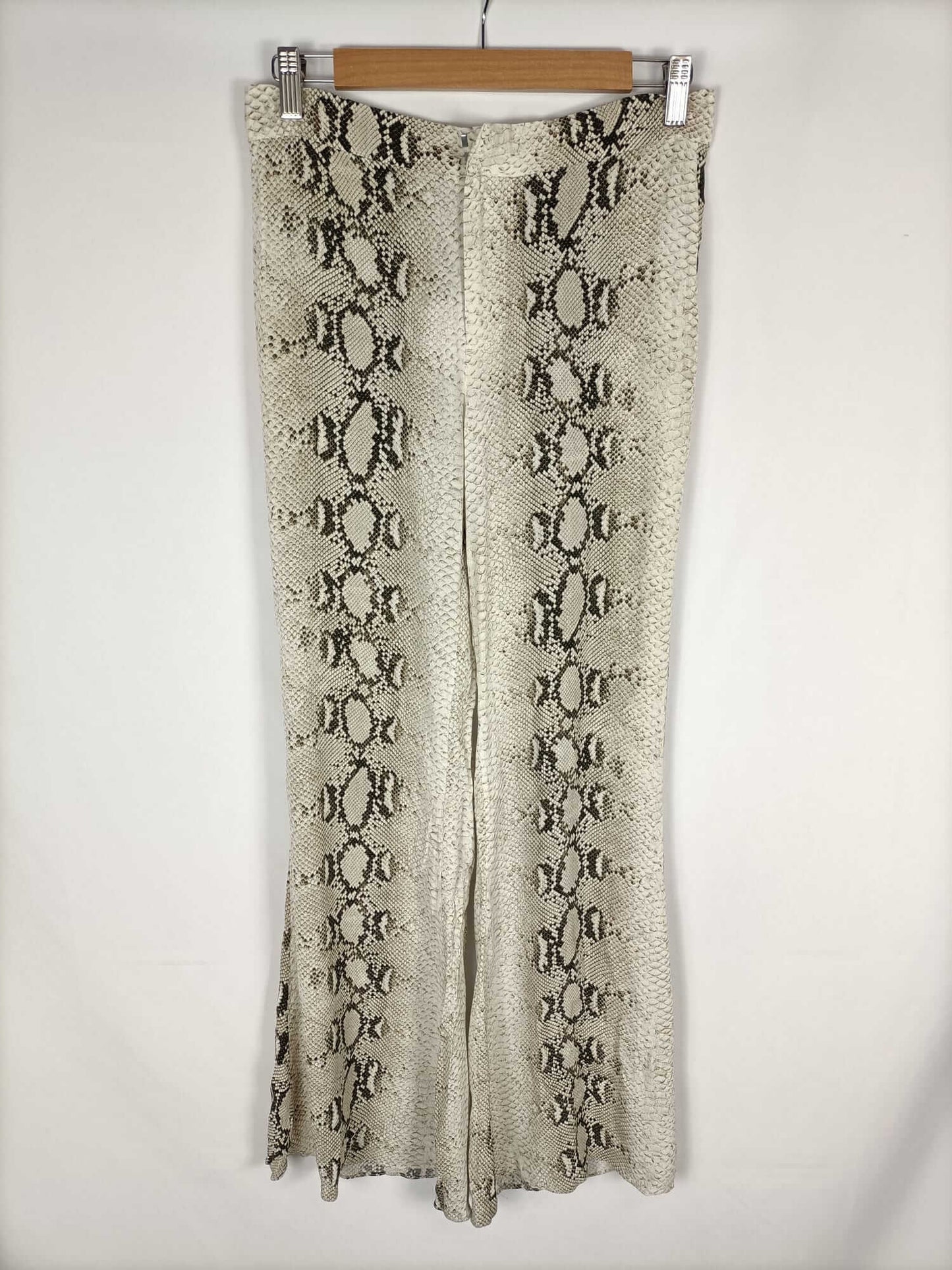 ZARA. Pantalón serpiente